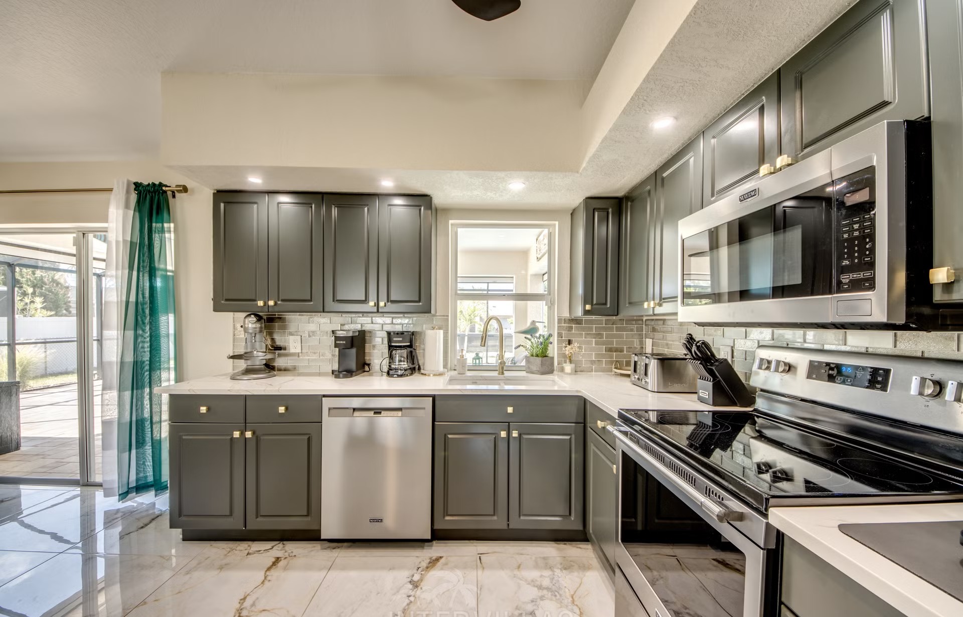 Beheizter Pool mit Spa, Outdoor-TV und Grillbereich.