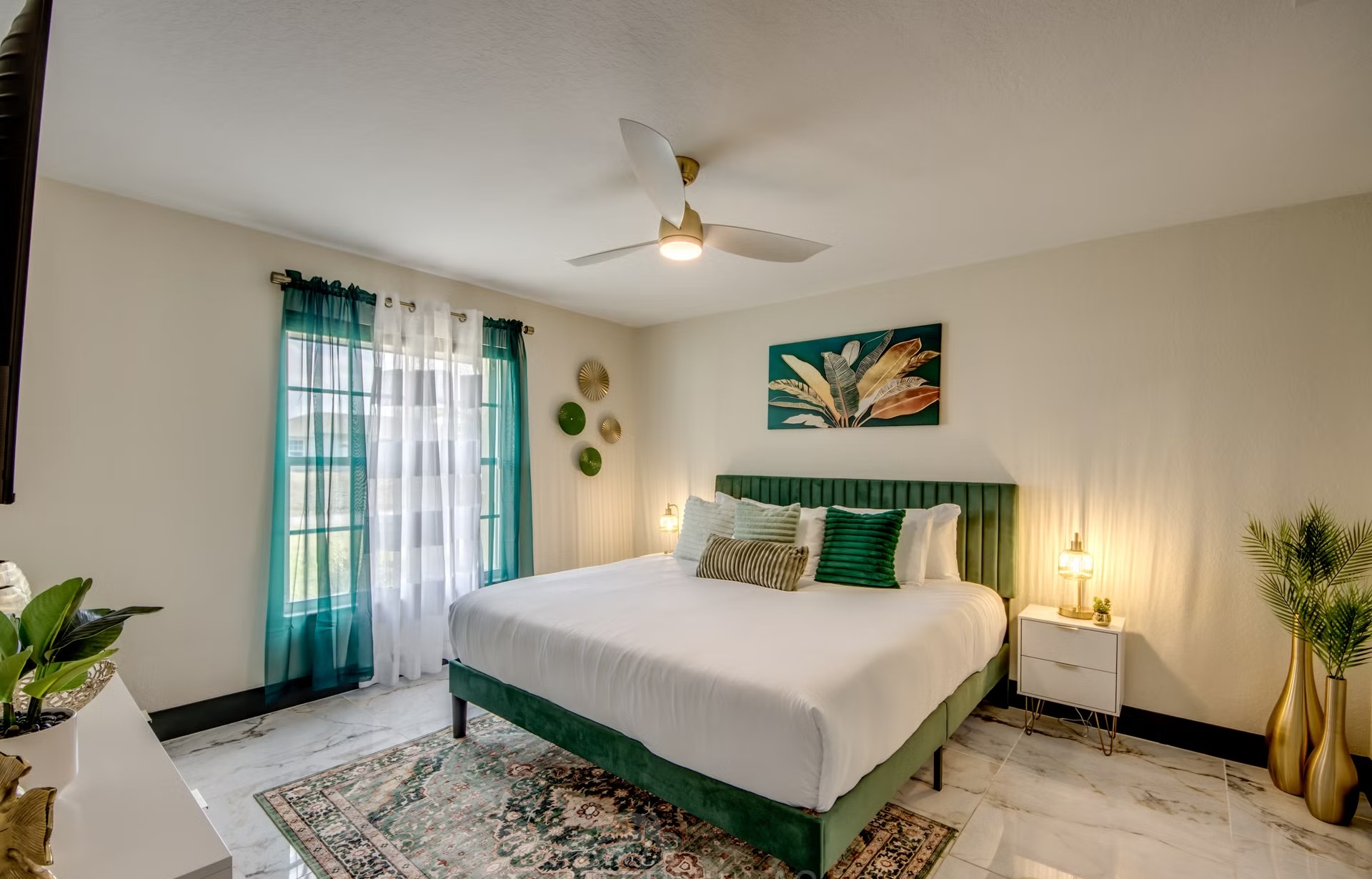 Beheizter Pool mit integriertem Spa und Sitzbereich im Außenbereich.