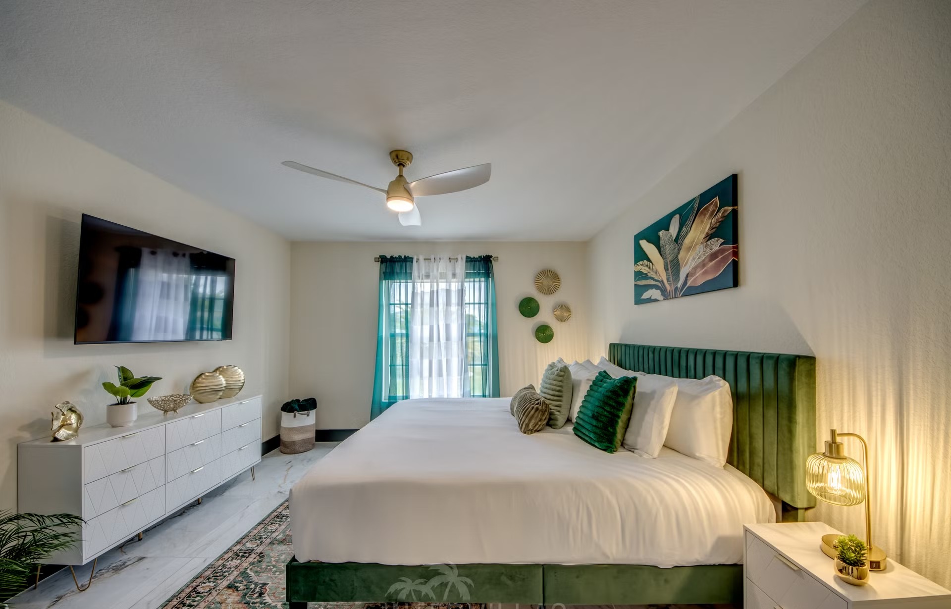 Beheizter Pool mit Spa, Outdoor-TV und Grillbereich im Garten.