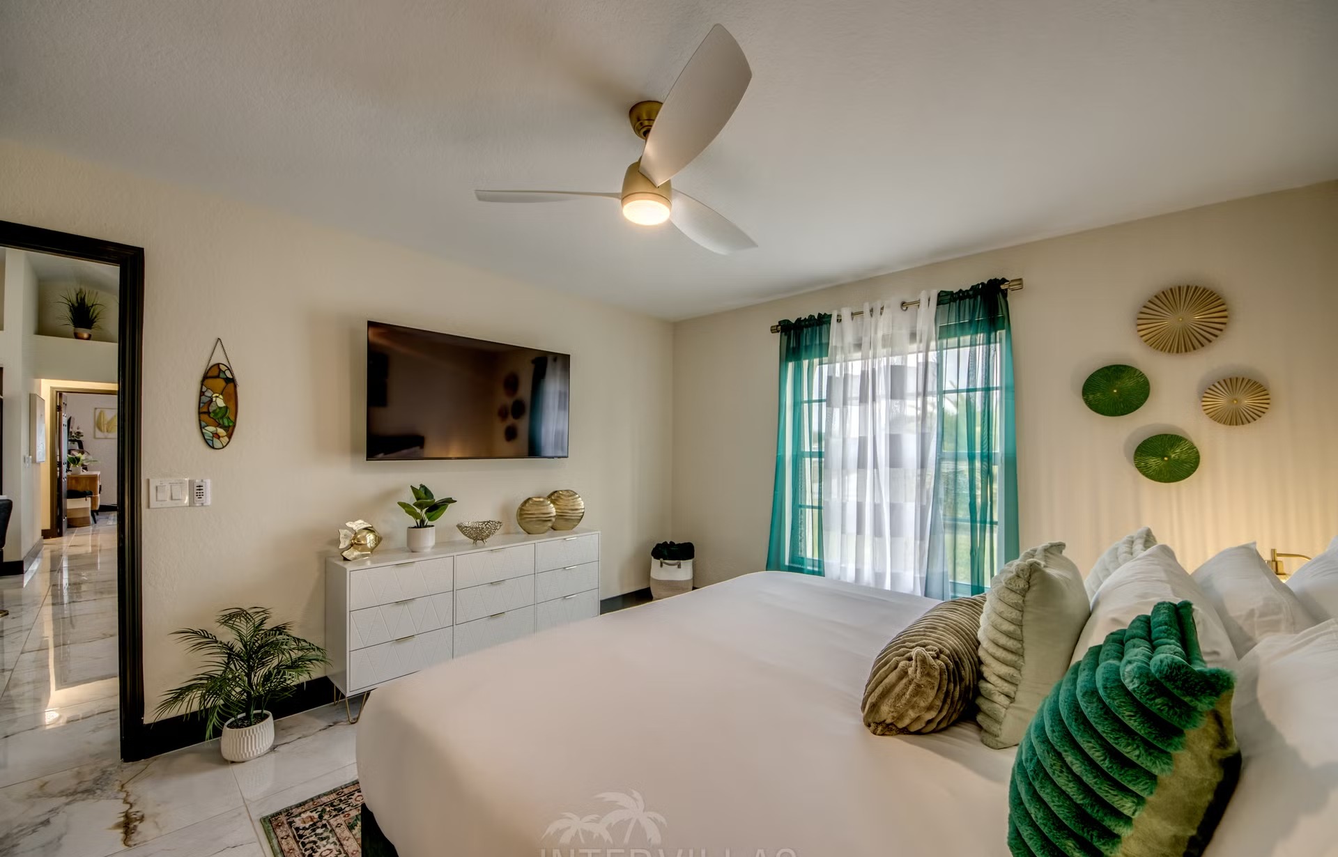 Beheizter Pool mit Spa, Outdoor-TV und Grillbereich im Außenbereich.