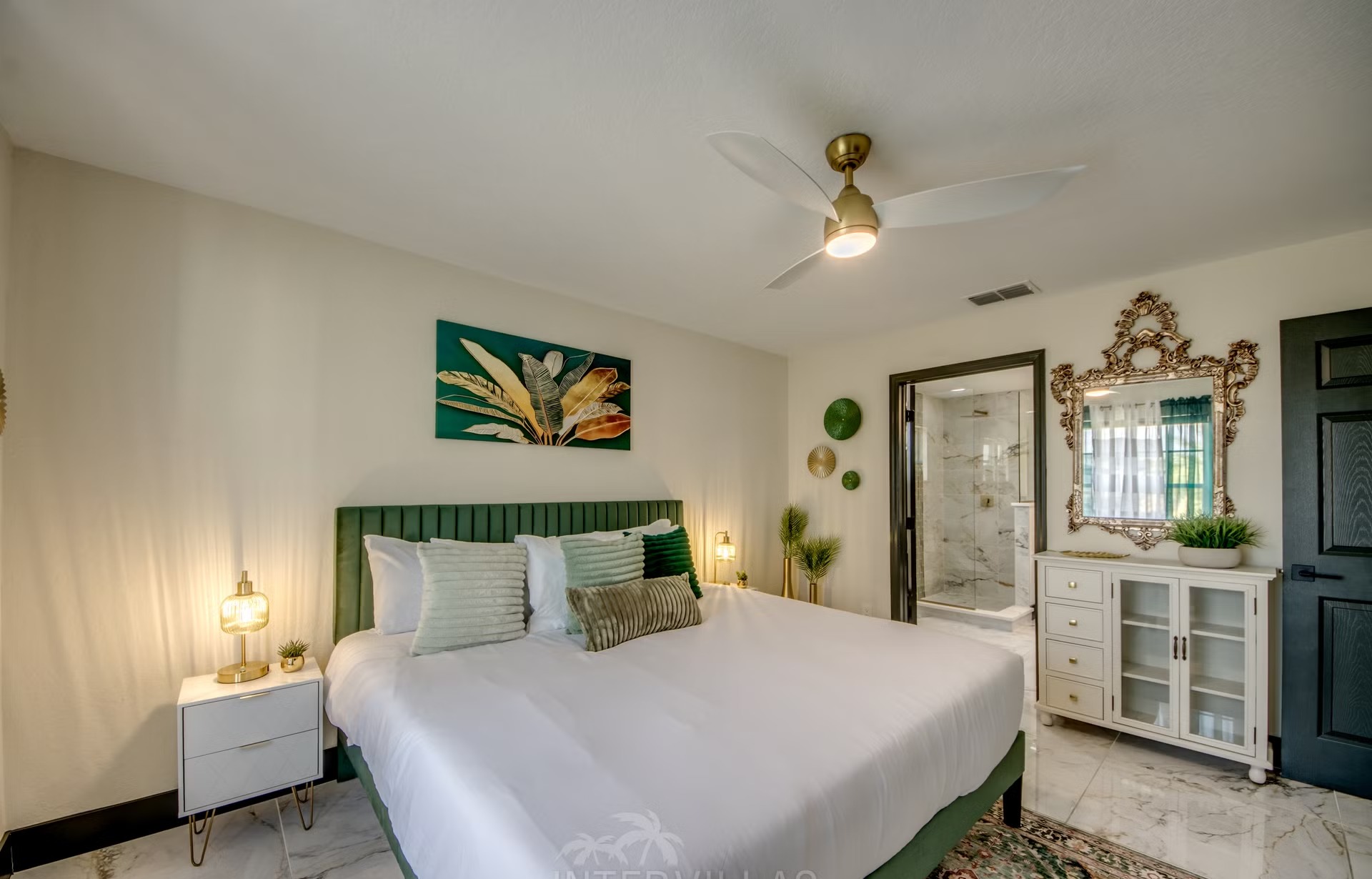 Beheizter Pool mit Spa, Outdoor-TV und Grillbereich im Garten.