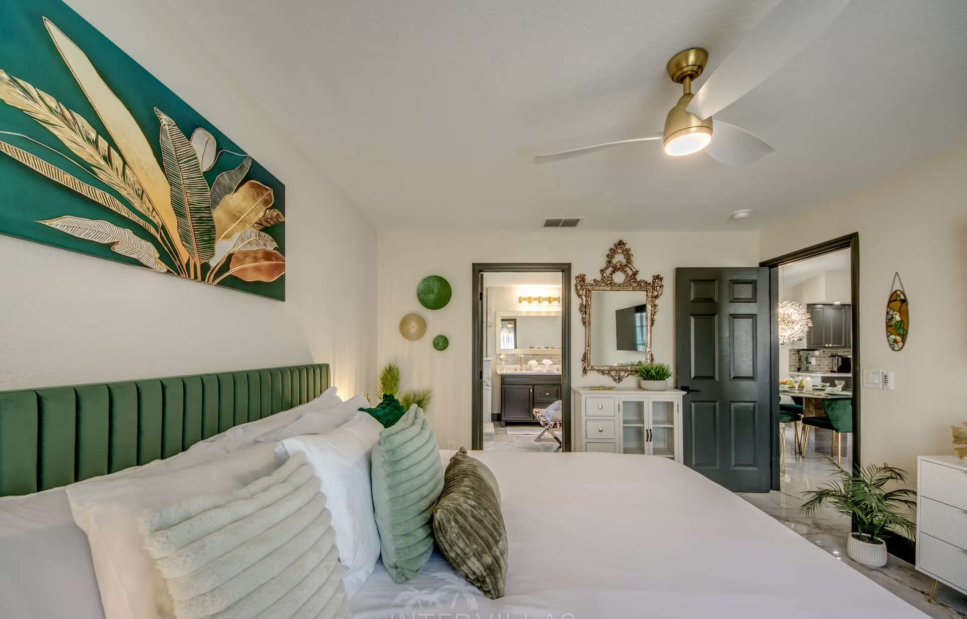 Beheizter Pool mit Spa, Outdoor-TV und Grillbereich im Garten.