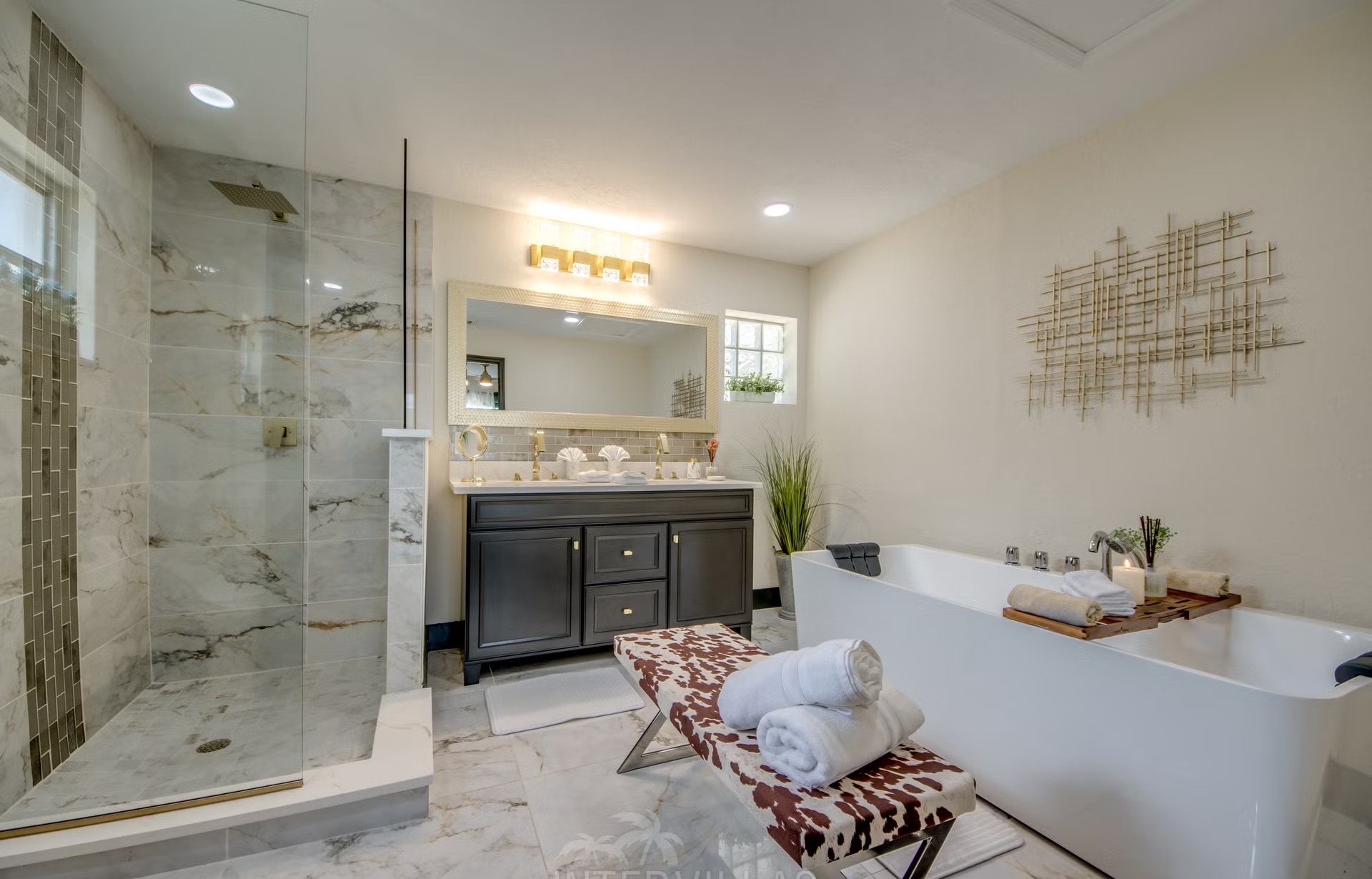 Beheizter Pool mit Spa, Outdoor-TV und Grillbereich auf der Terrasse.