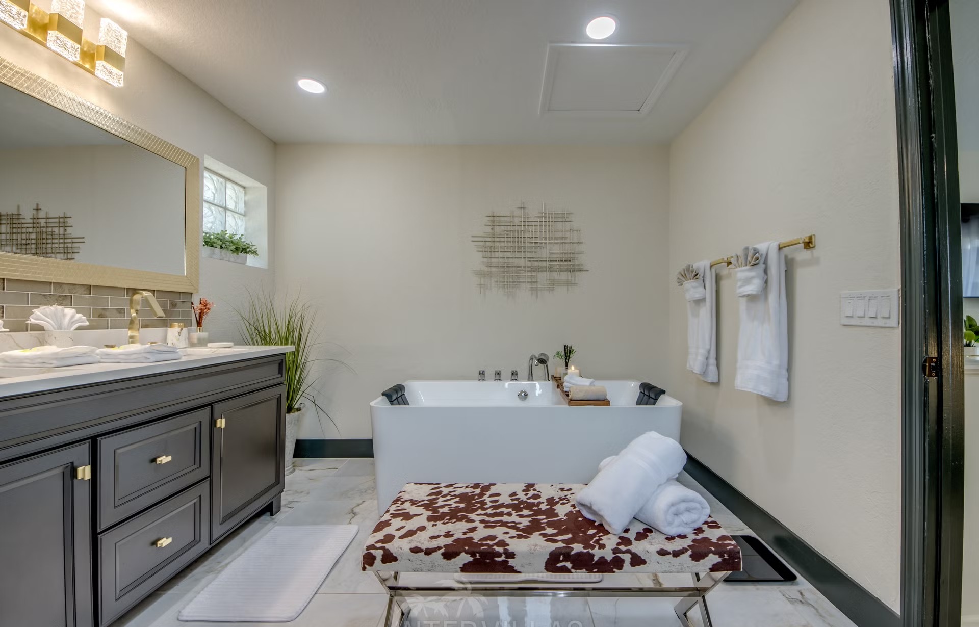 Beheizter Pool mit Spa, Outdoor-TV und Grillbereich im Garten.