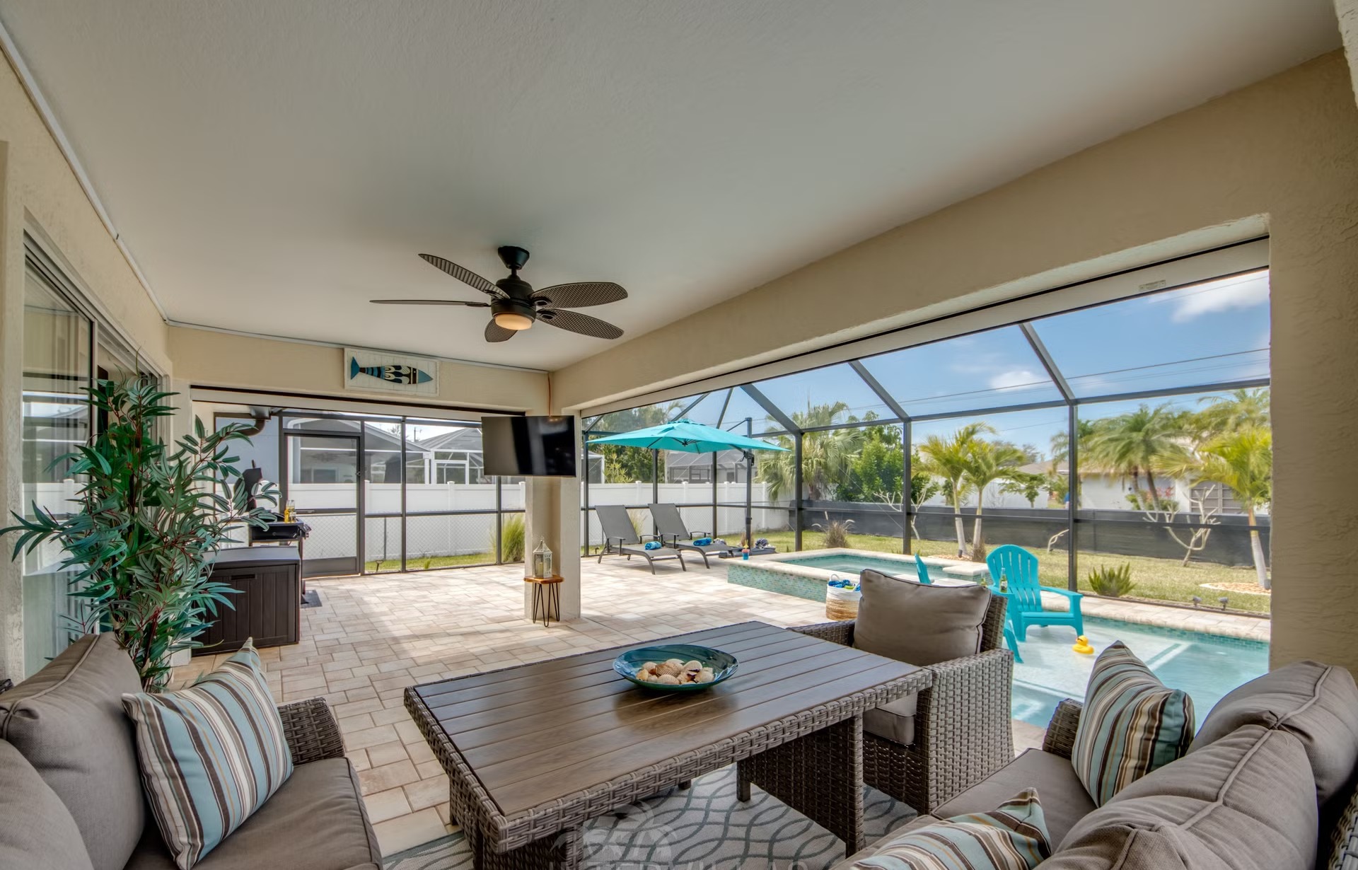 Beheizter Pool mit integriertem Spa, Outdoor-TV und Grillbereich.