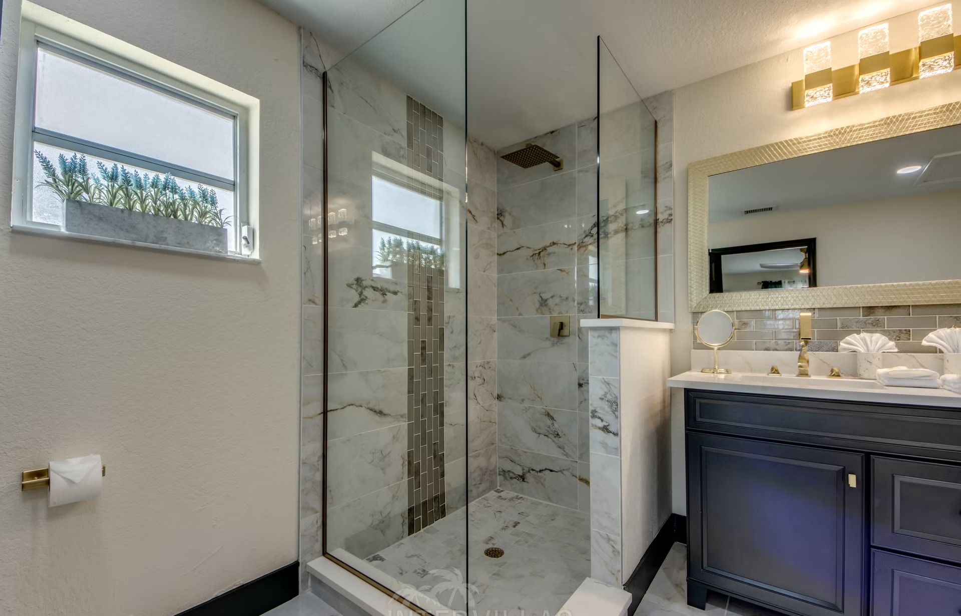 Beheizter Pool mit Spa, Outdoor-TV und Grillbereich im Außenbereich.