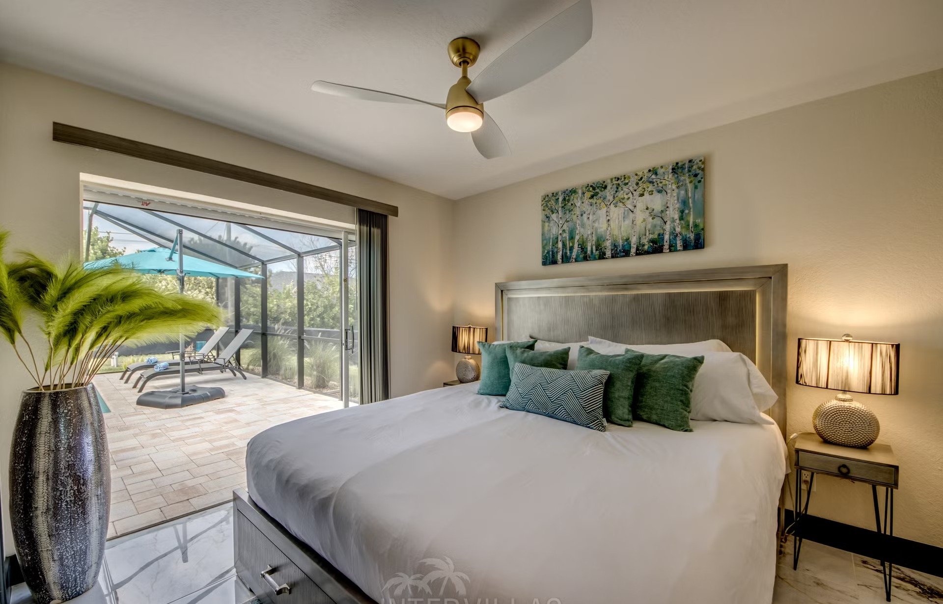 Beheizter Pool mit Spa, Outdoor-TV und Grillbereich im Garten.