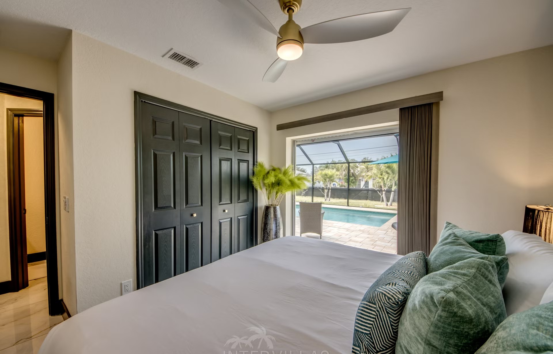 Beheizter Pool mit Spa und Sitzbereich im Außenbereich.