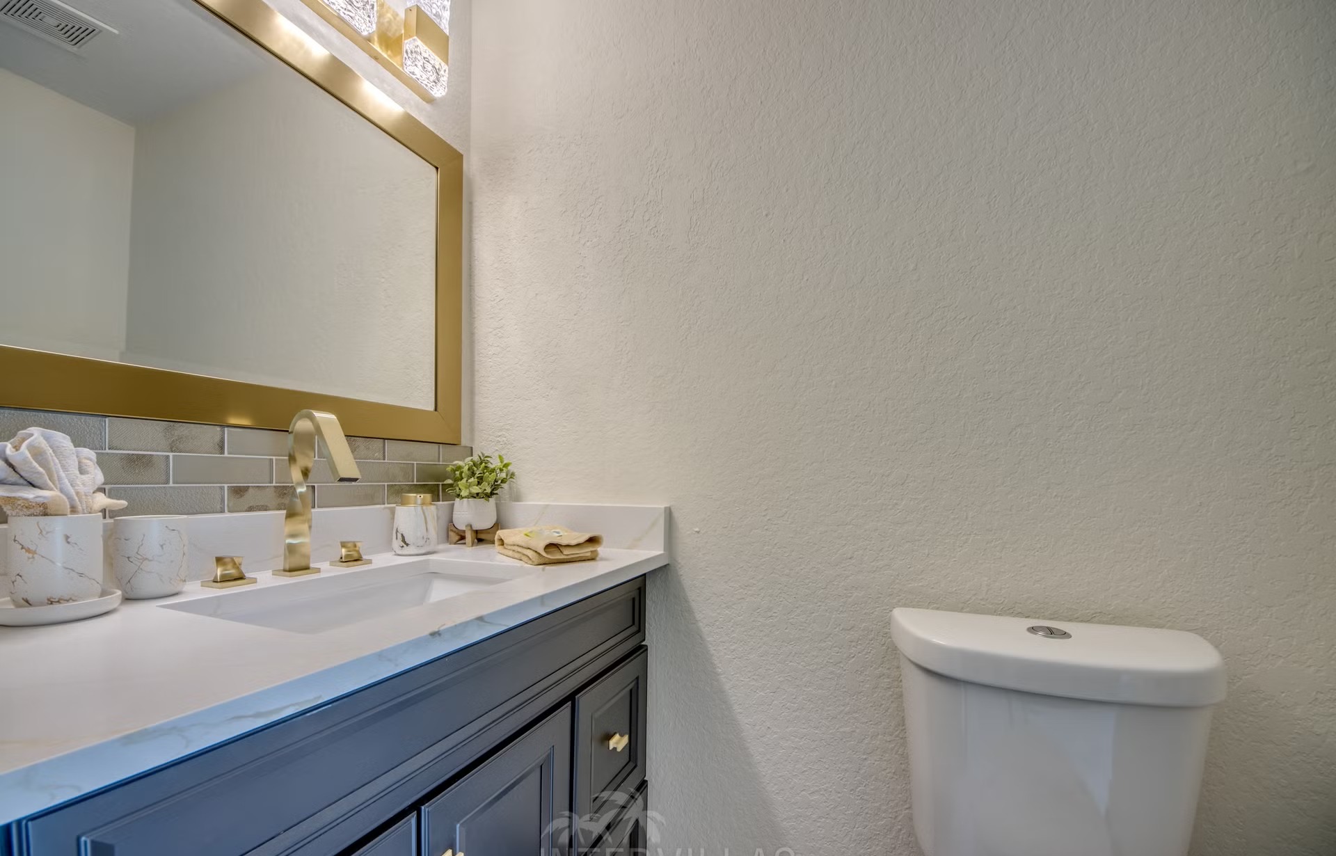 Beheizter Pool mit Spa, Outdoor-TV und Grillbereich im Garten.