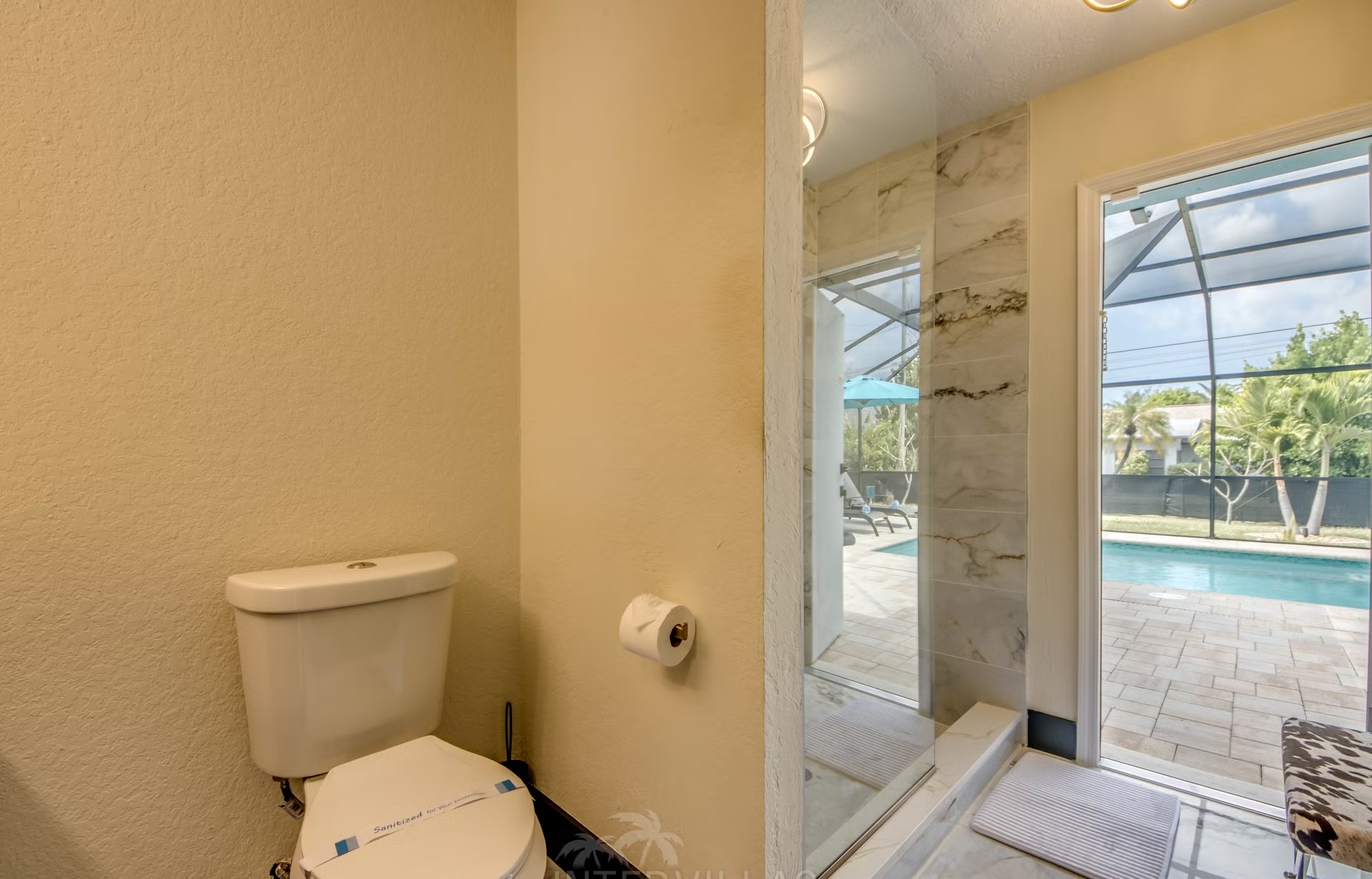 Beheizter Pool mit Spa, Outdoor-TV und Grillbereich im Garten.