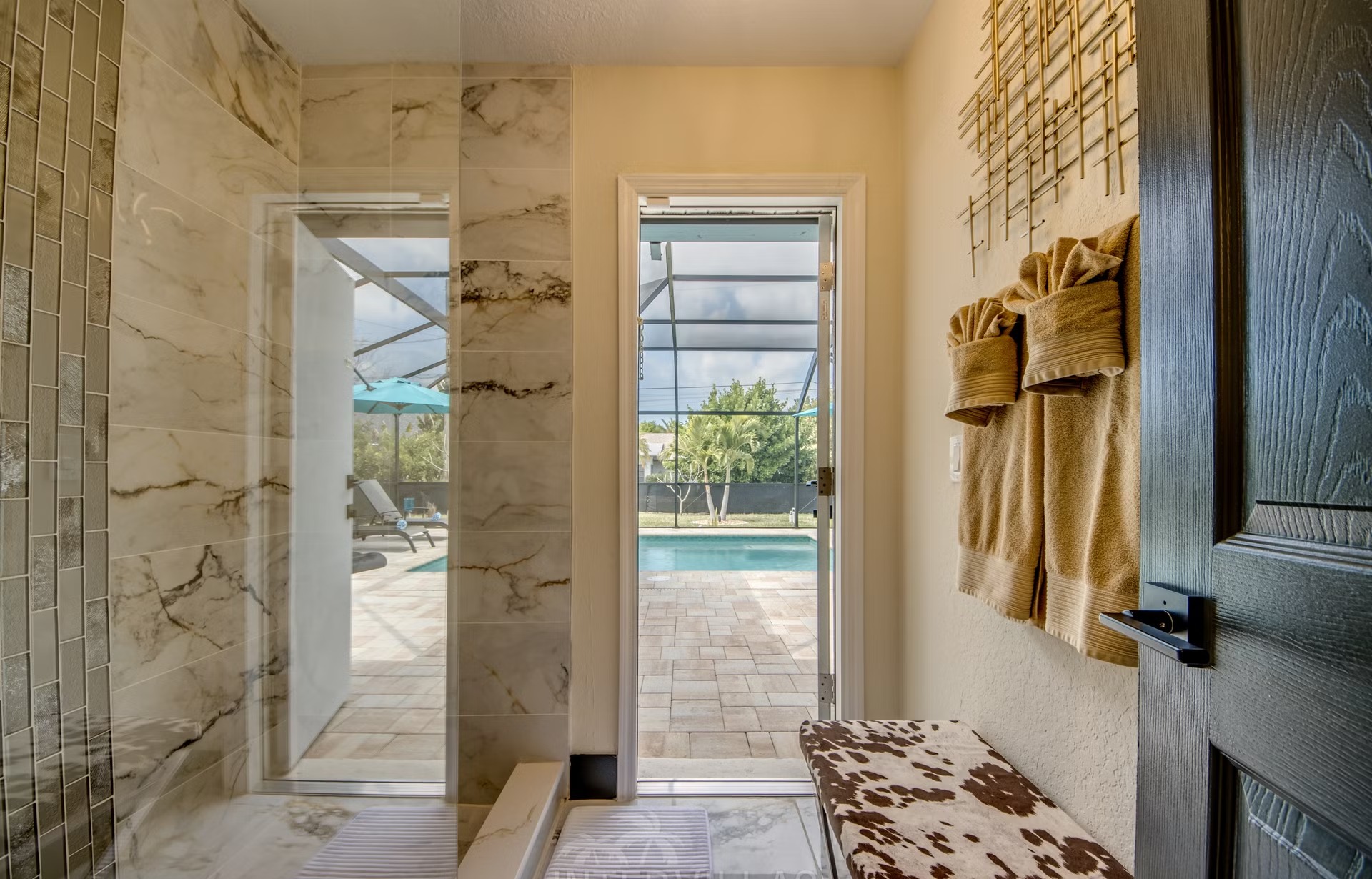 Beheizter Pool mit integriertem Spa und Liegen im Außenbereich.