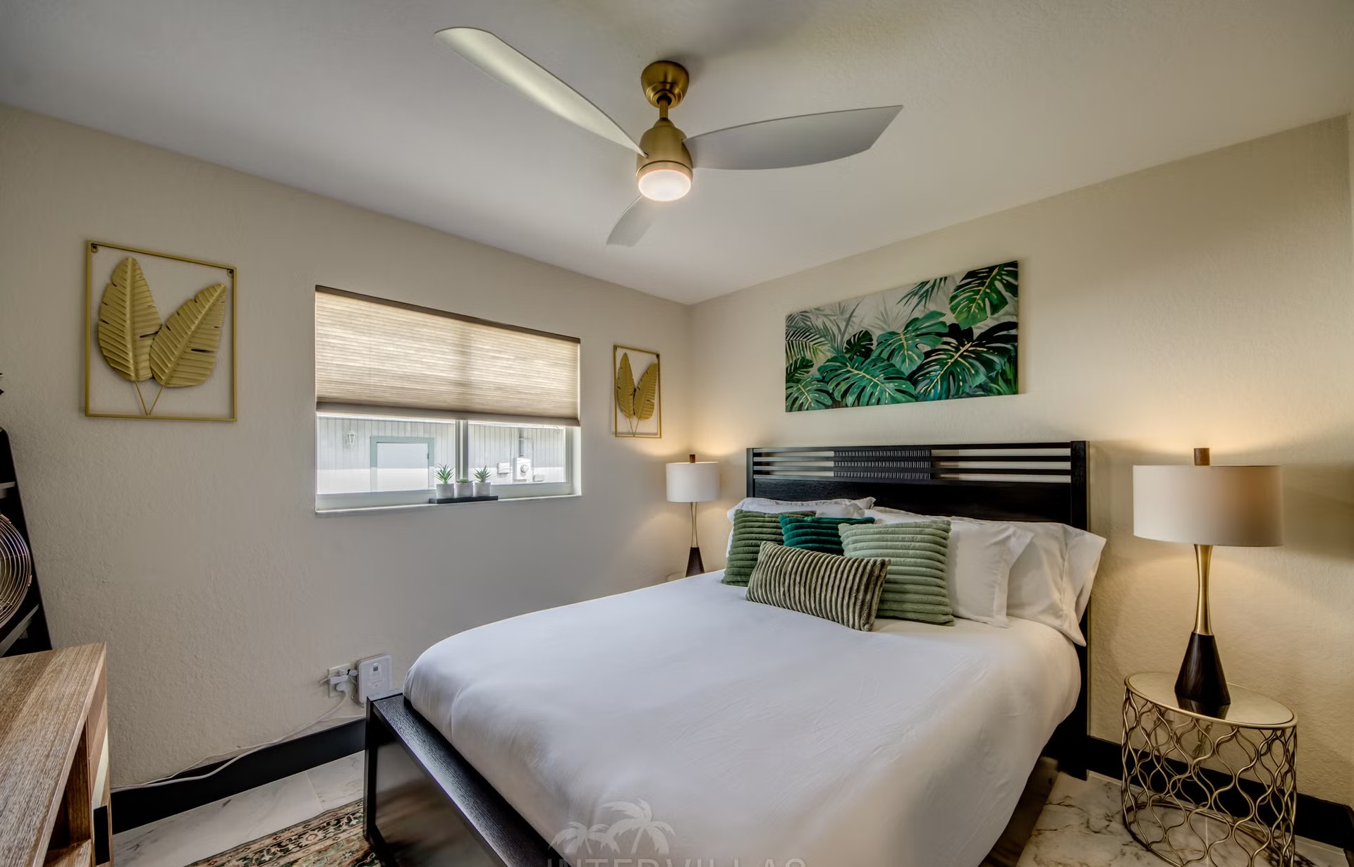 Beheizter Pool mit integriertem Spa, Outdoor-TV und Grillbereich.