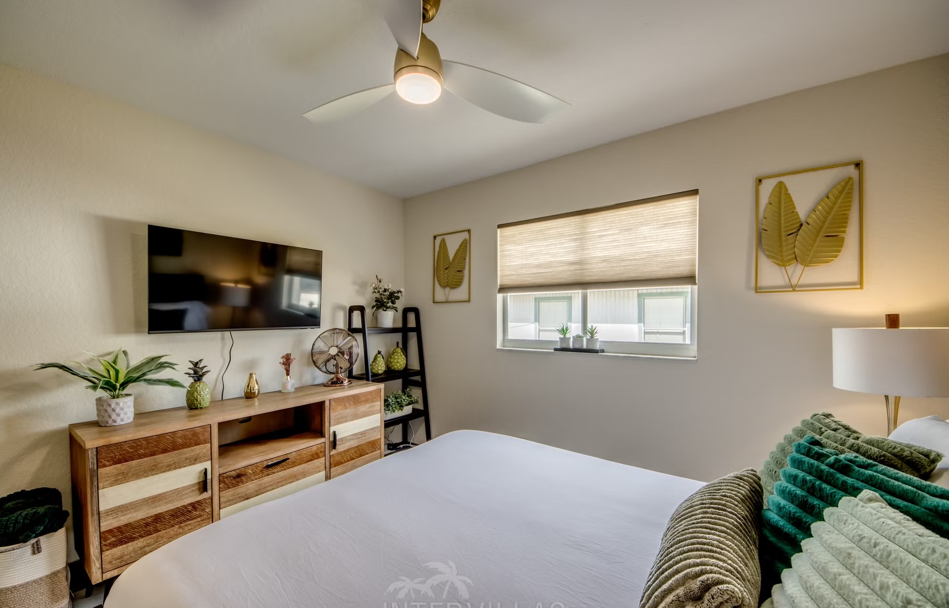 Beheizter Pool mit integriertem Spa und Liegen im Außenbereich.