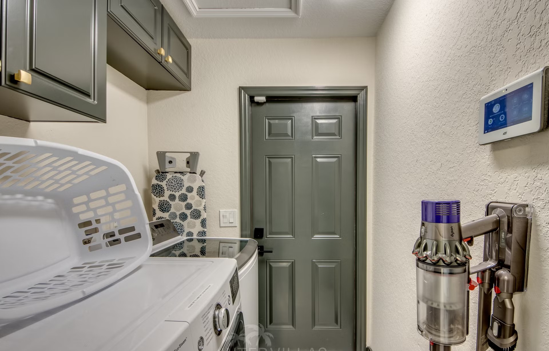 Beheizter Pool mit Spa und Sitzbereich im Außenbereich der Villa.