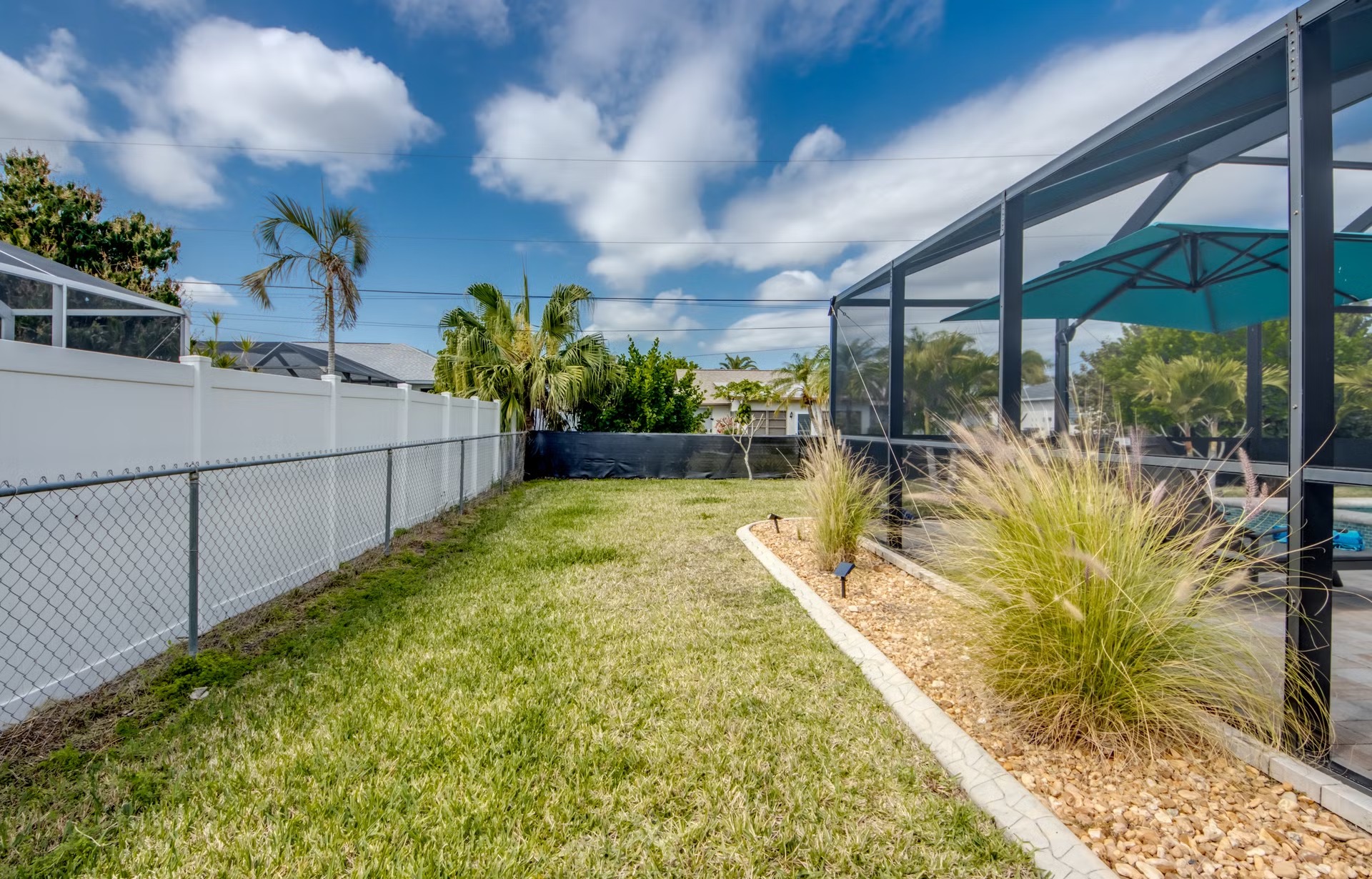 Beheizter Pool mit integriertem Spa und Sonnenliegen im Außenbereich.
