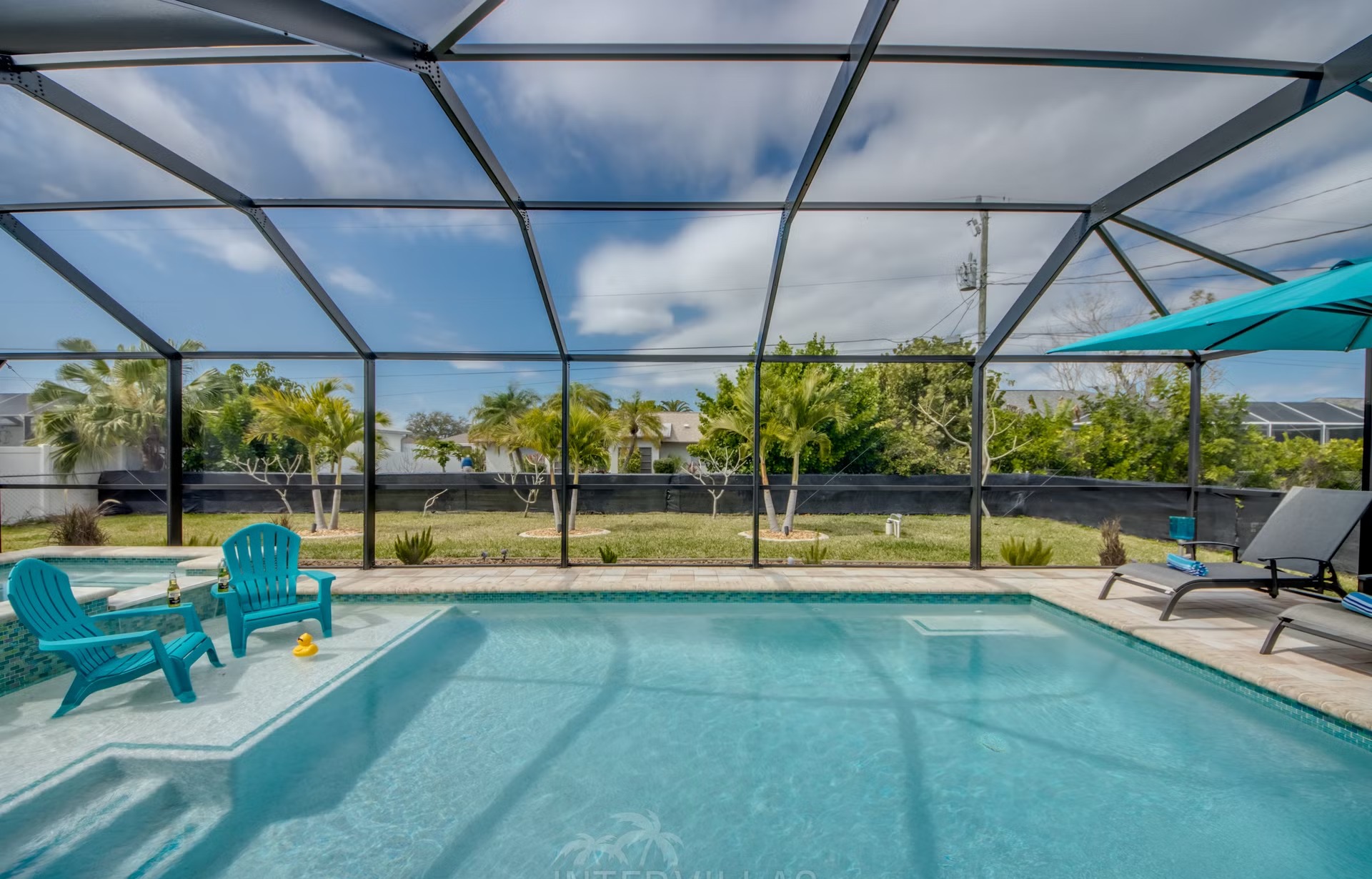 Heller, offen gestalteter Wohnbereich mit moderner Einrichtung.