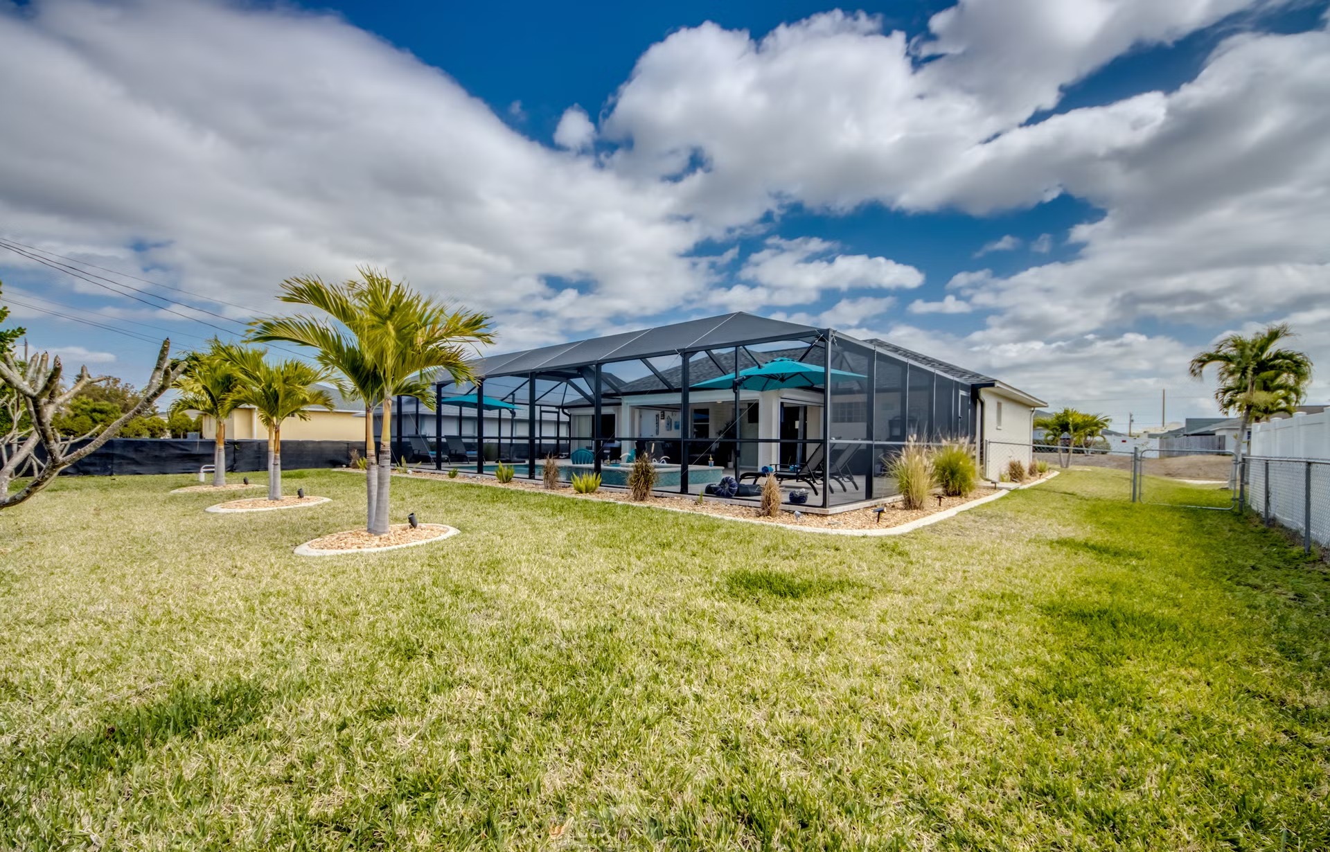 Beheizter Pool mit integriertem Spa, Outdoor-TV und Grillbereich.