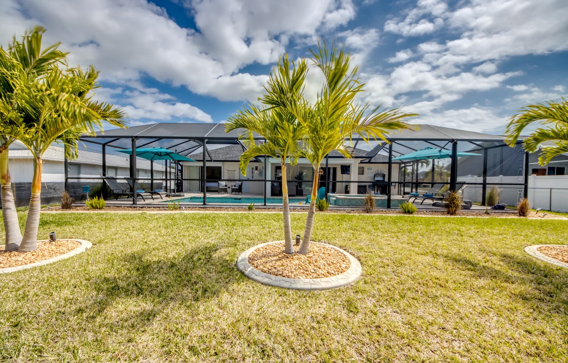 Beheizter Pool mit Spa und Liegen im Außenbereich.