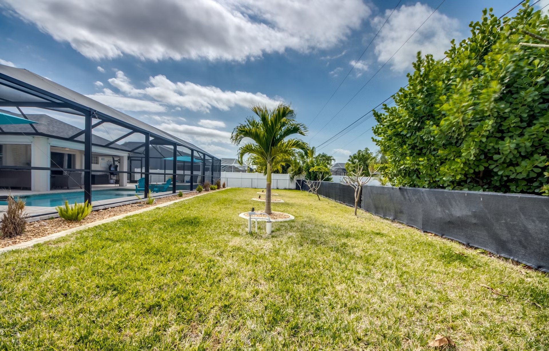 Beheizter Pool mit Spa, Outdoor-TV und Grillbereich im Garten.