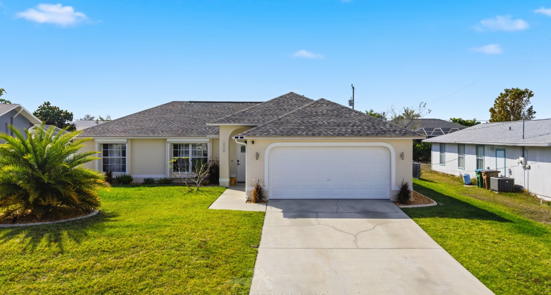 Beheizter Pool mit Spa und Liegen im Außenbereich.