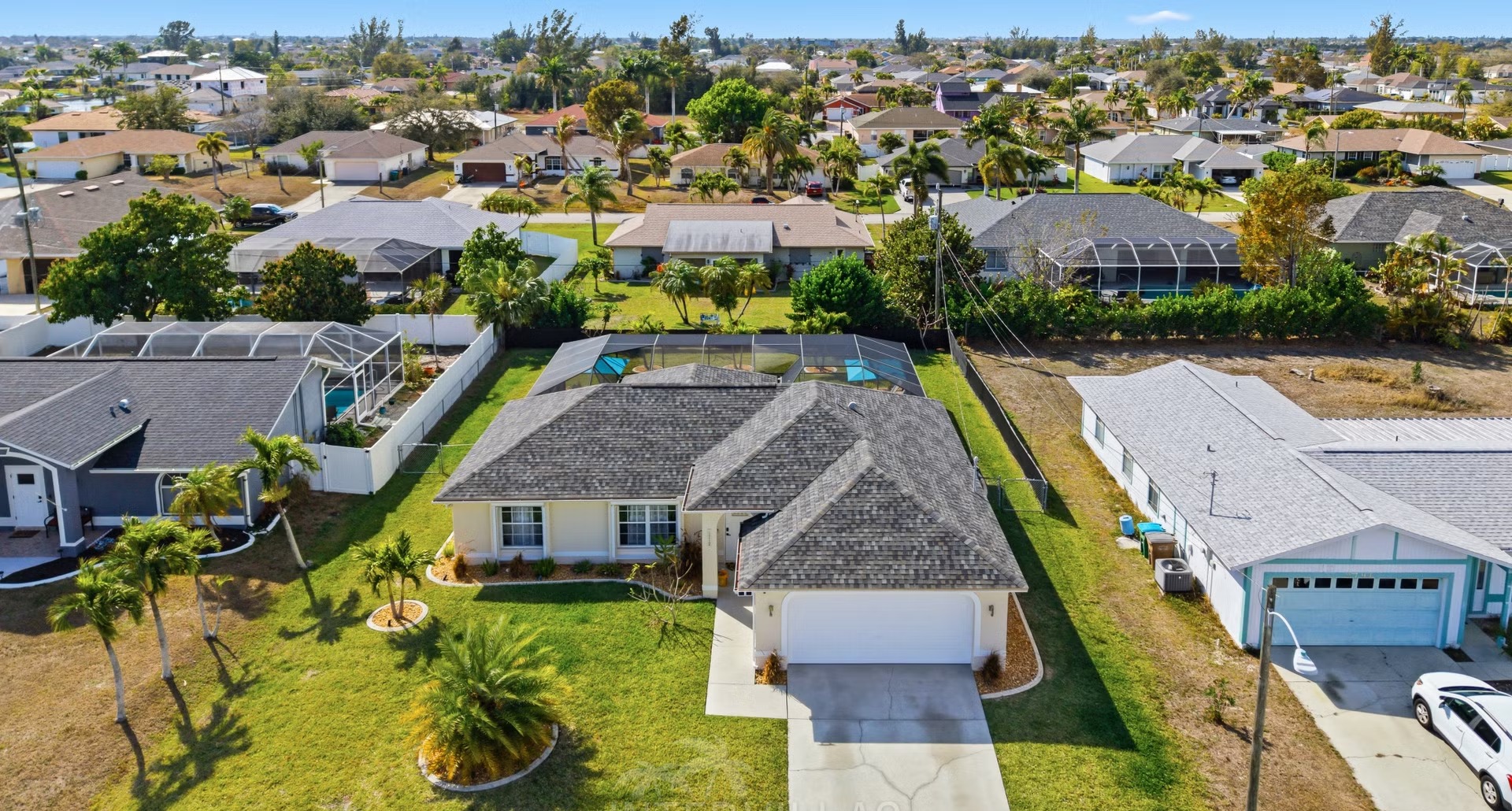 Heller, offener Wohnbereich mit moderner Einrichtung und Sitzgruppe.