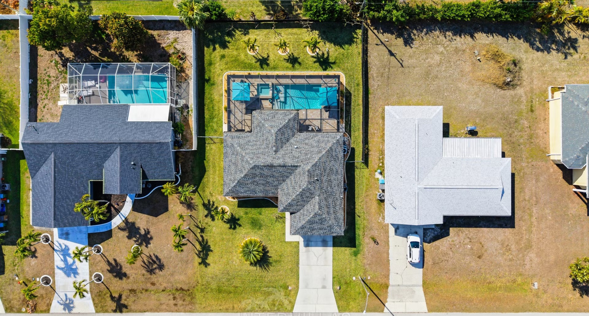 Beheizter Pool mit integriertem Spa, Liegen und Outdoor-TV im Garten.