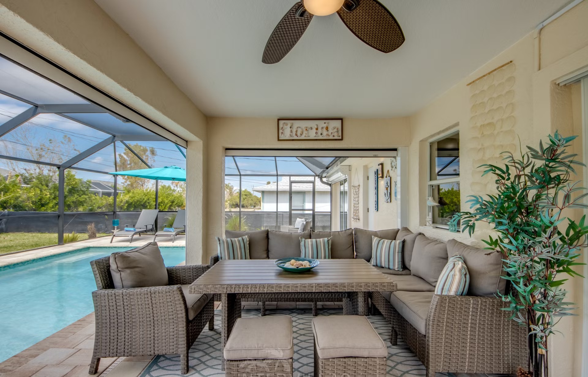 Beheizter Pool mit Spa, Outdoor-TV und Grillbereich im Außenbereich.