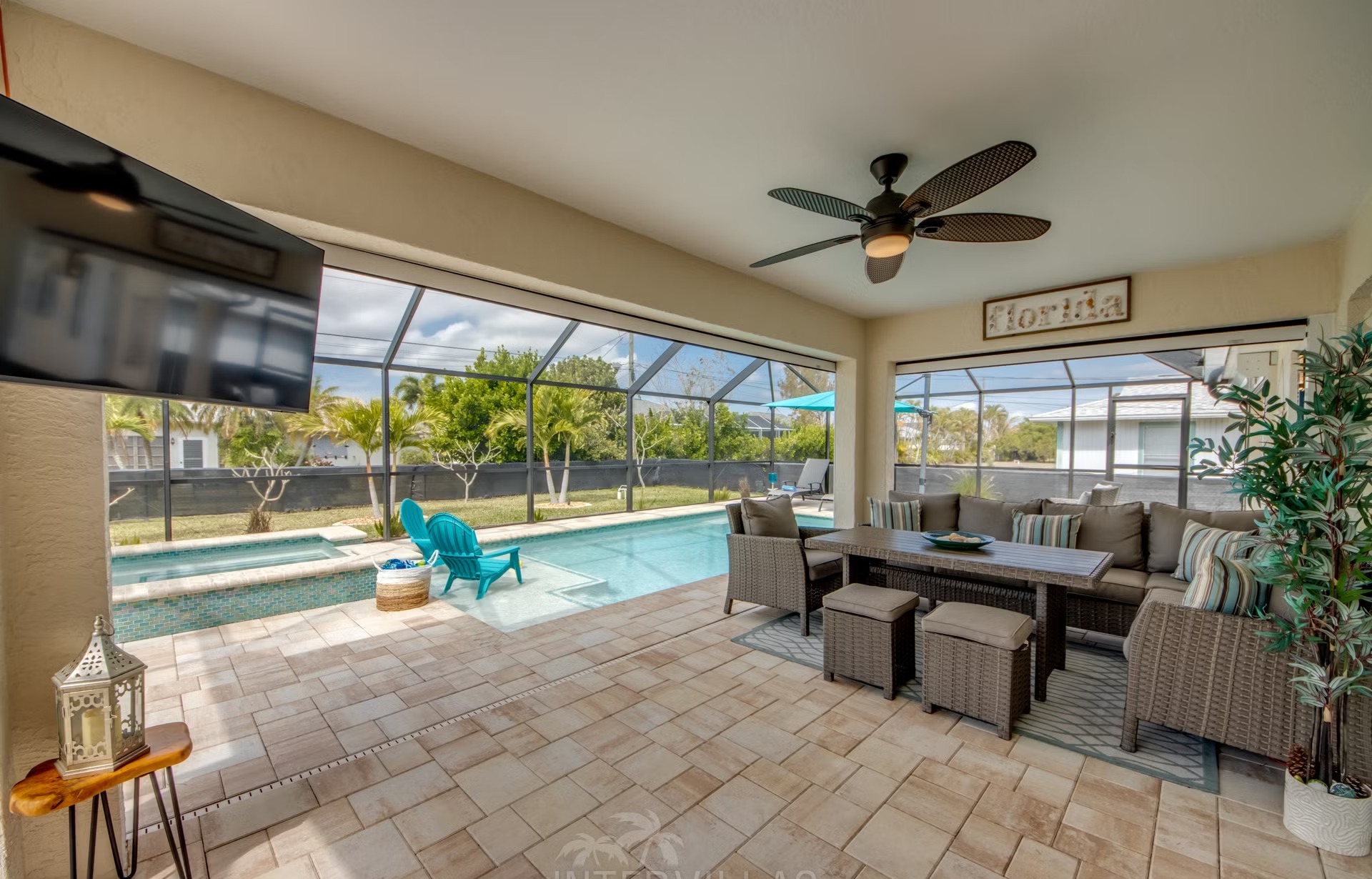 Beheizter Pool mit Spa, Outdoor-TV und Grillbereich im Außenbereich.