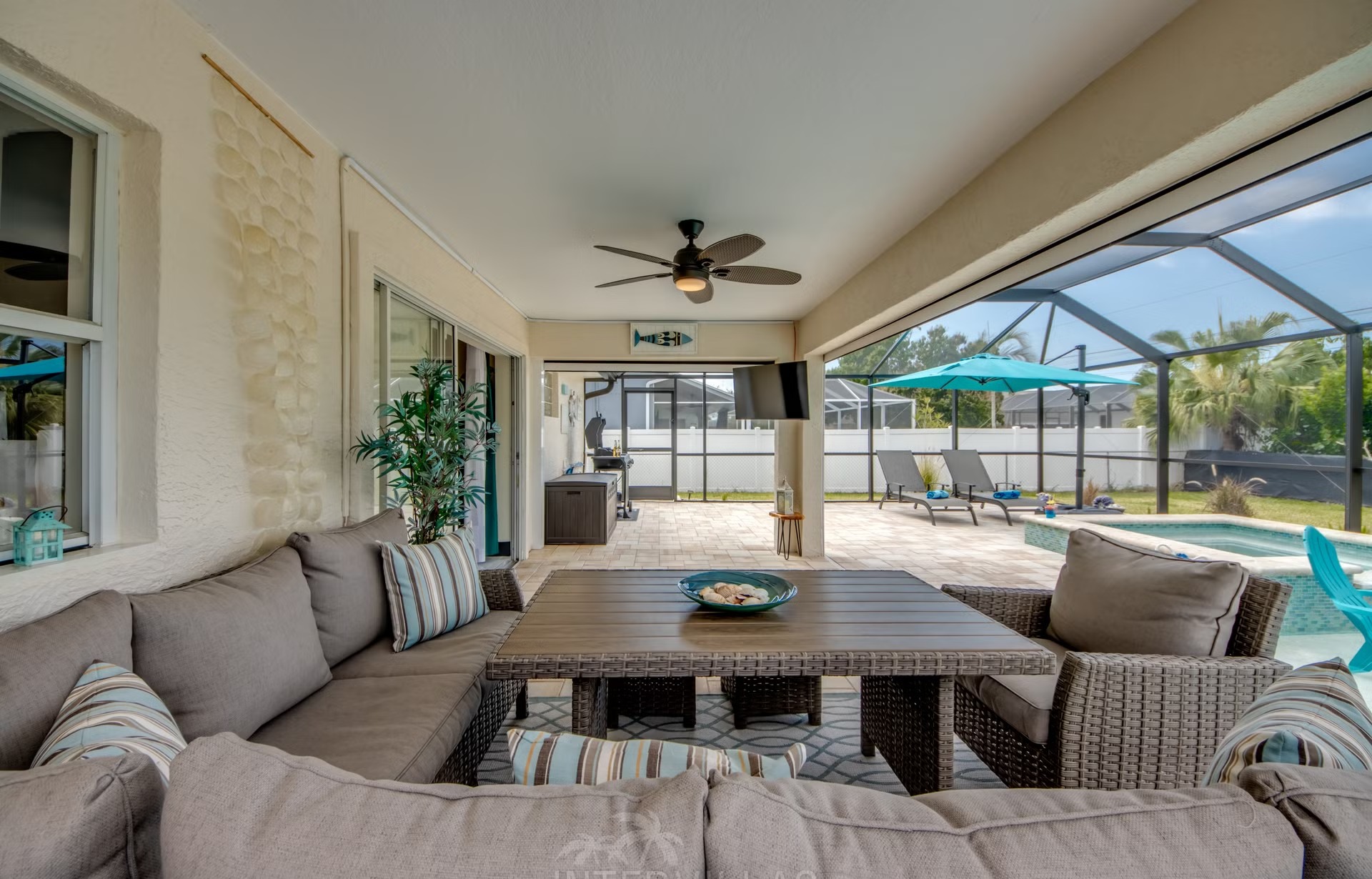 Beheizter Pool mit Spa, Outdoor-TV und Grillbereich.