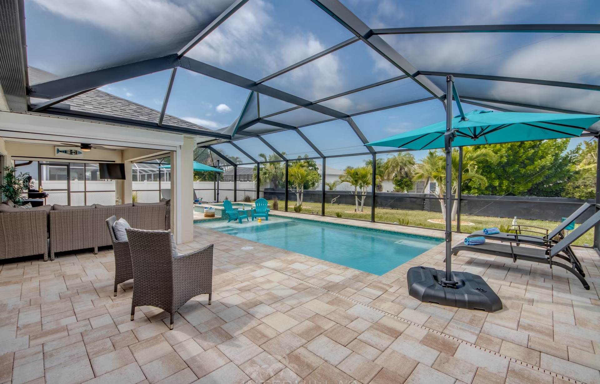 Heller, offen gestalteter Wohnbereich mit moderner Einrichtung.