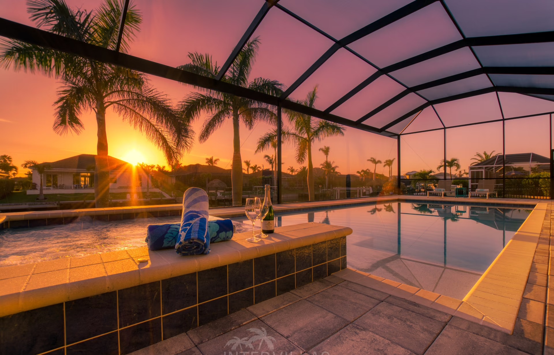 Moderne Villa am Kanal mit privatem Bootsdock sowie beheiztem Pool und Spa-Bereich.