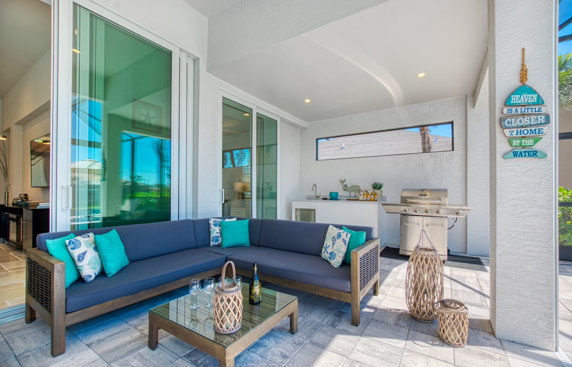 Moderne Waterfront-Villa am Kanal mit privatem Bootsdock, Pool und Spa.