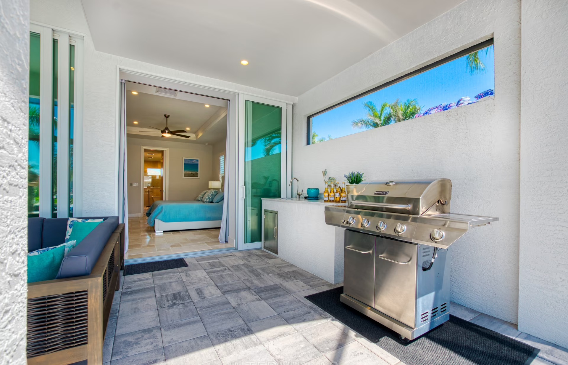 Überdachter Poolbereich mit beheiztem Pool, Jacuzzi und Sitzgruppe am Kanal.