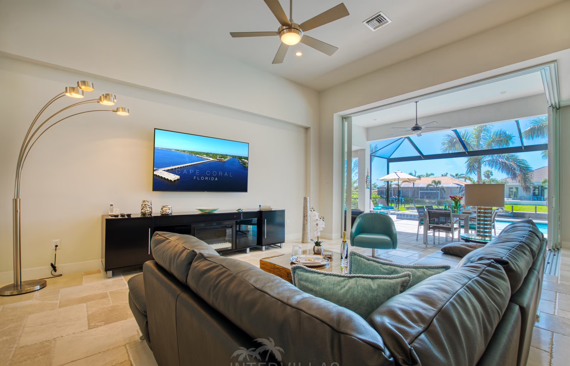 Westlich ausgerichteter Poolbereich mit Jacuzzi und überdachtem Sitzplatz am Kanal.