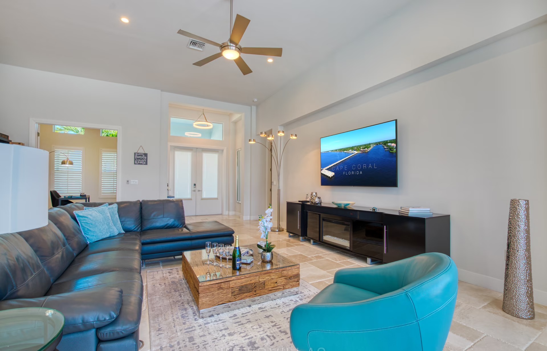 Moderne Waterfront-Villa am Kanal mit privatem Bootsdock sowie Pool- und Spa-Bereich.