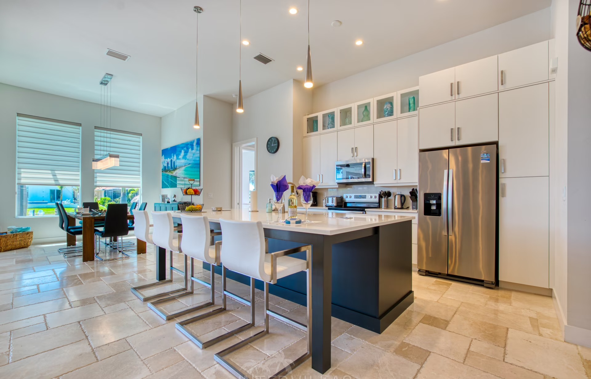 Westlich ausgerichteter Poolbereich mit Jacuzzi, Liegen und überdachtem Sitzplatz.