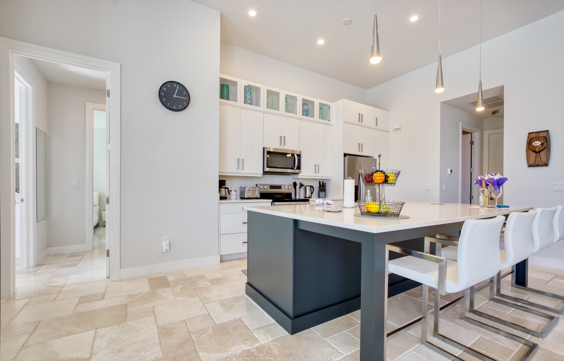 Moderner Poolbereich mit Jacuzzi und überdachtem Sitzplatz am Kanal.