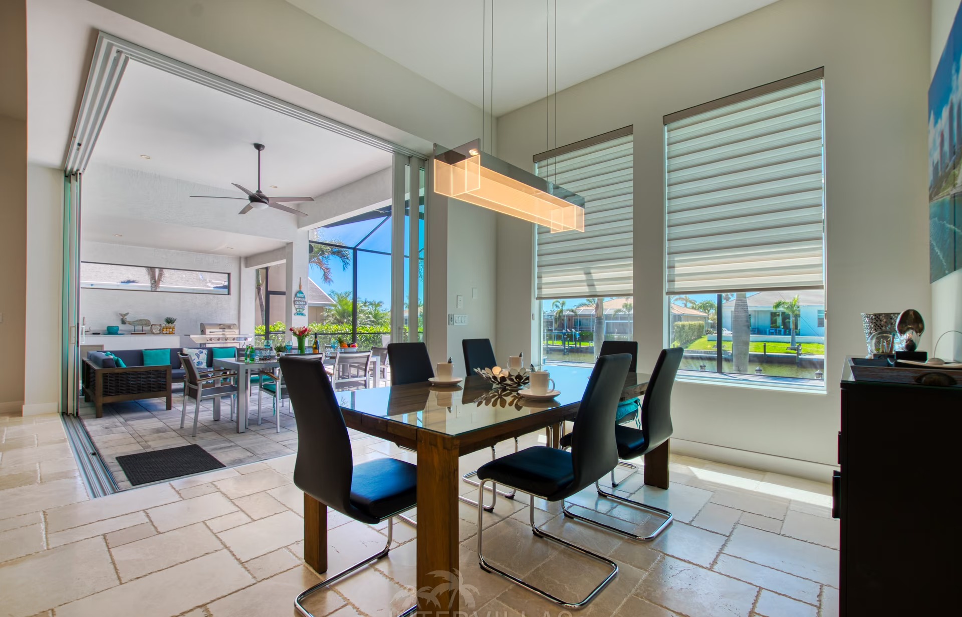 Elektrisch beheizbarer Pool mit Jacuzzi und überdachtem Sitzbereich am Kanal.