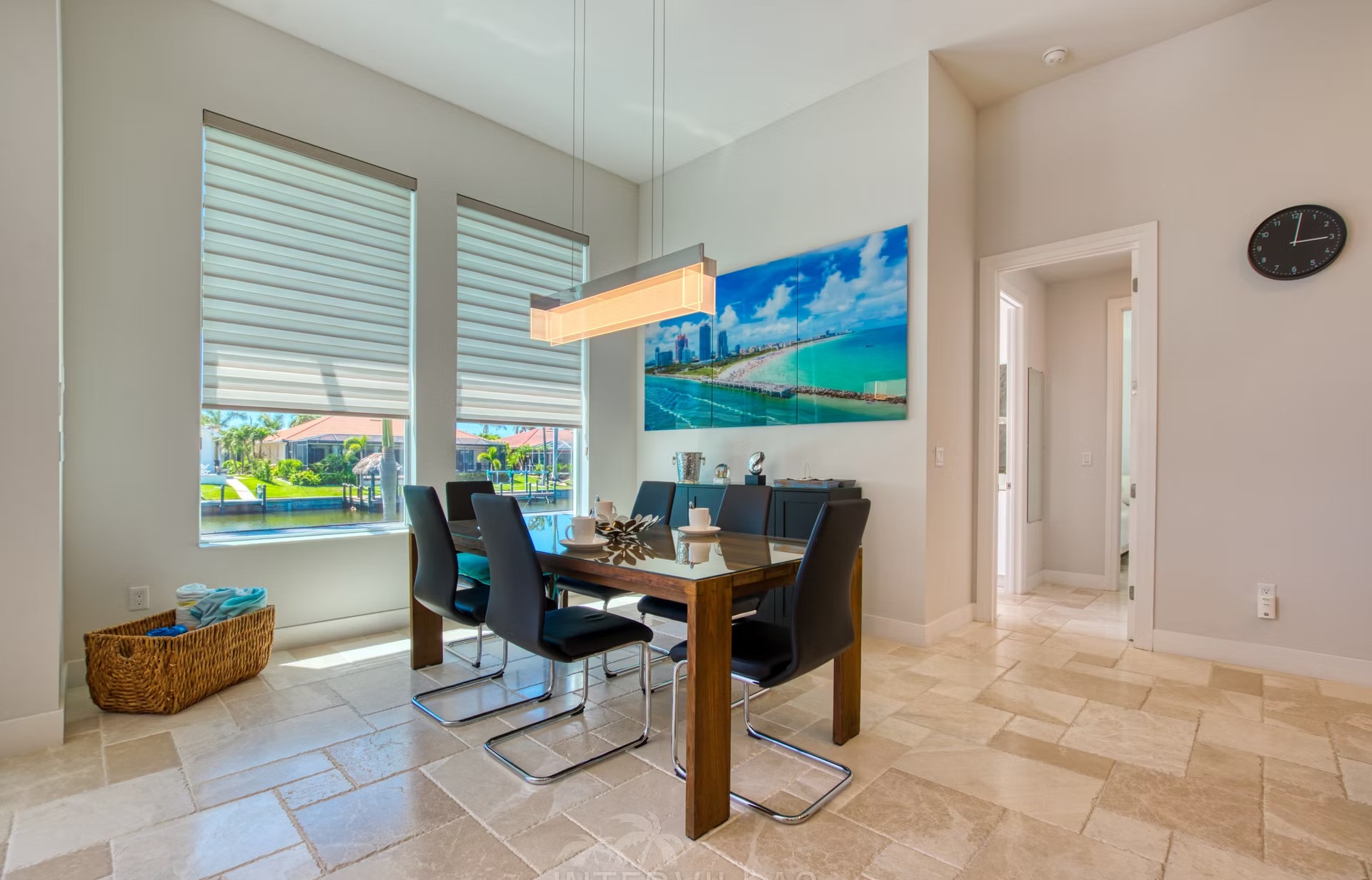 Überdachter Poolbereich mit beheiztem Pool, Jacuzzi und Sitzgelegenheiten am Kanal.