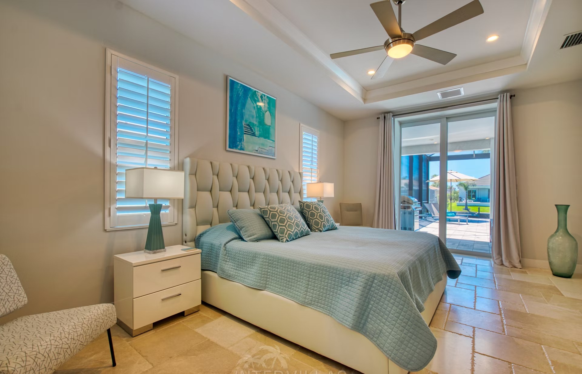 Westlich ausgerichteter Poolbereich mit Jacuzzi, Liegen und überdachtem Sitzplatz am Kanal.