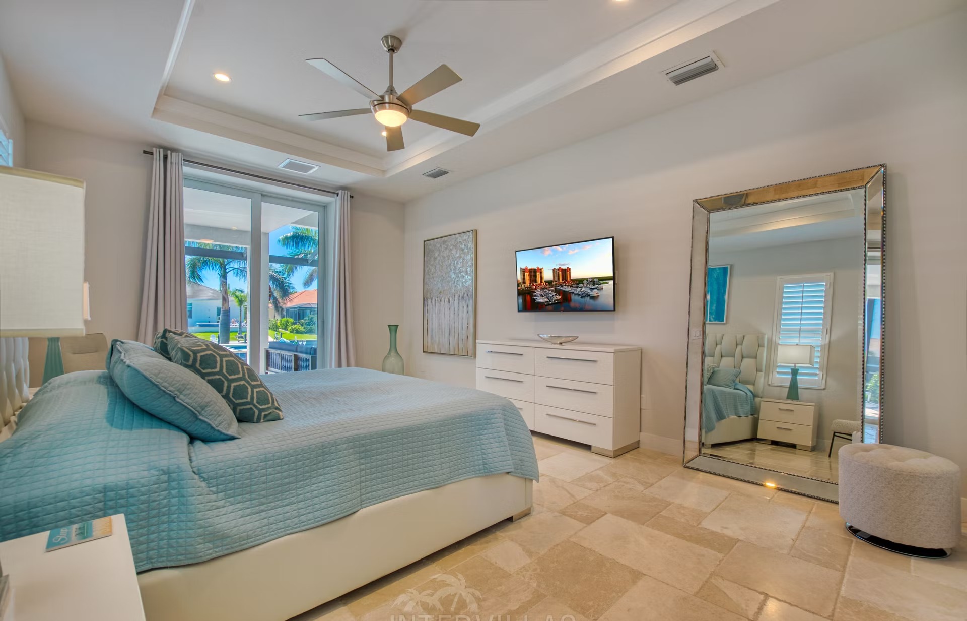 Moderne Villa am Kanal mit privatem Bootsdock und Poolbereich mit Spa.