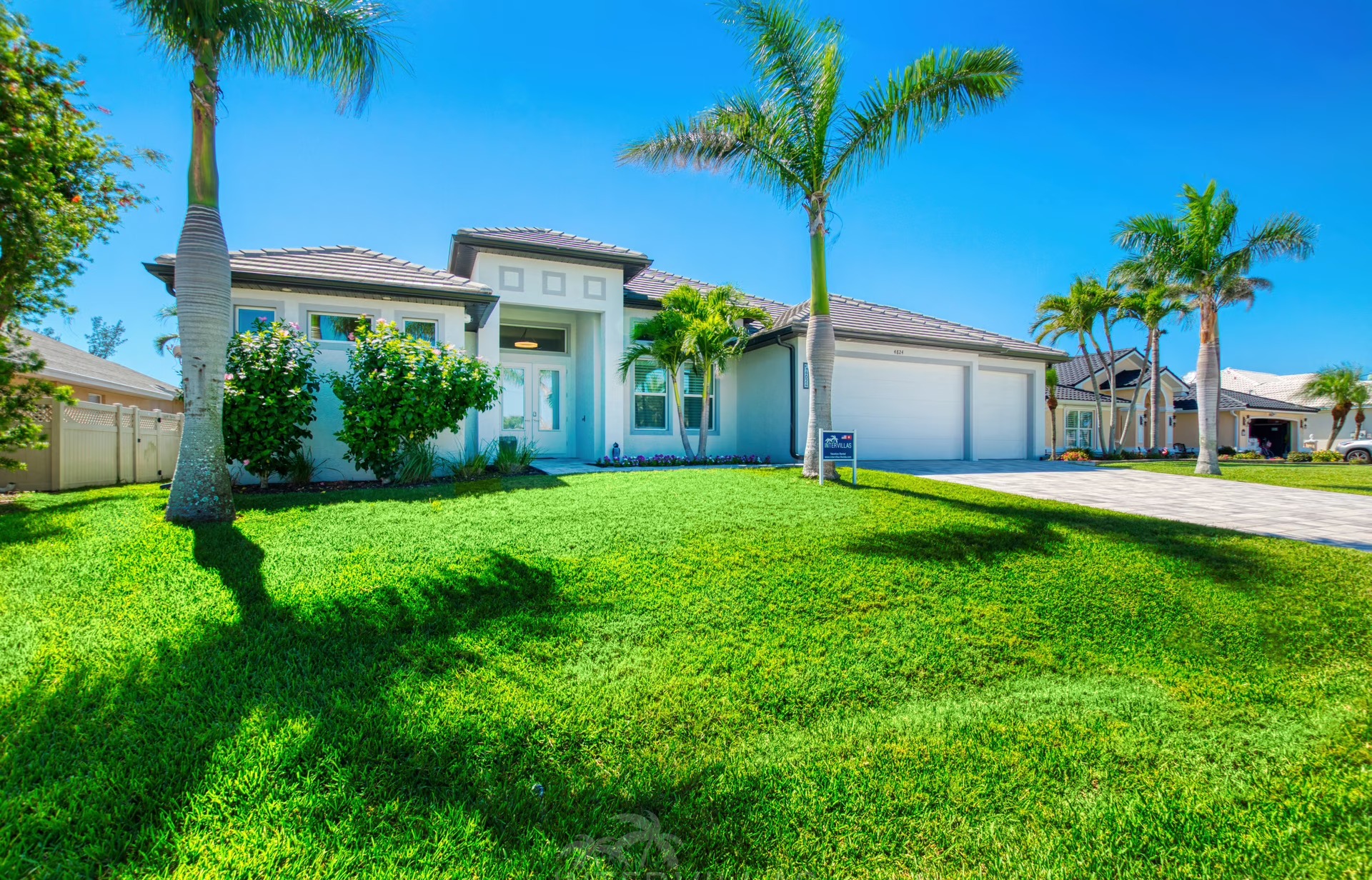 Moderne Villa am Kanal mit privatem Bootsdock sowie beheiztem Pool und Whirlpool.