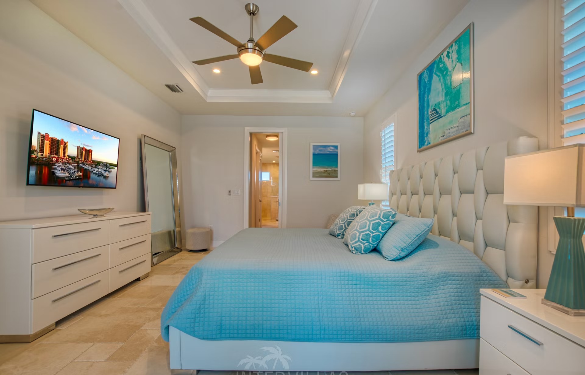 Moderne Villa am Kanal mit privatem Bootsdock, Pool und Spa-Bereich.