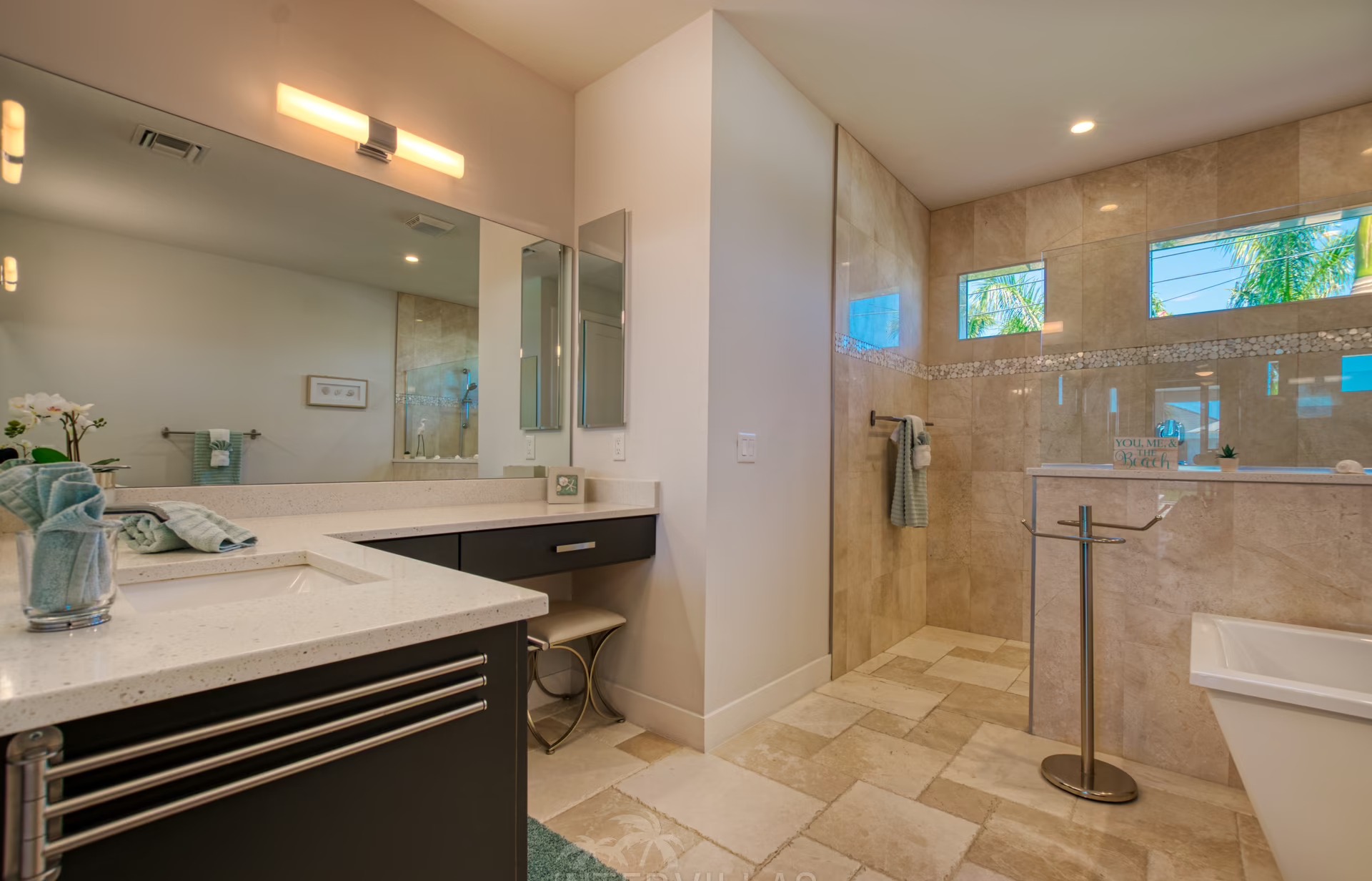 Moderne Villa am Kanal mit privatem Bootsdock und Poolbereich mit Spa.