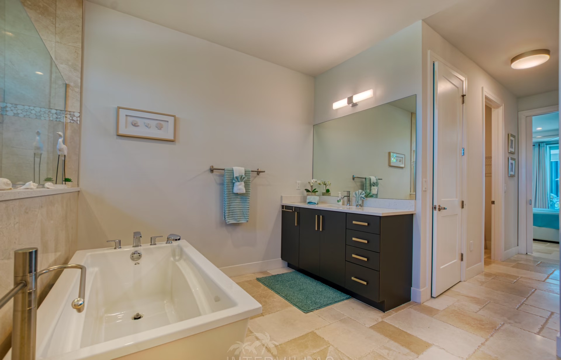 Moderne Villa am Kanal mit privatem Bootsdock sowie Pool und Spa-Bereich.