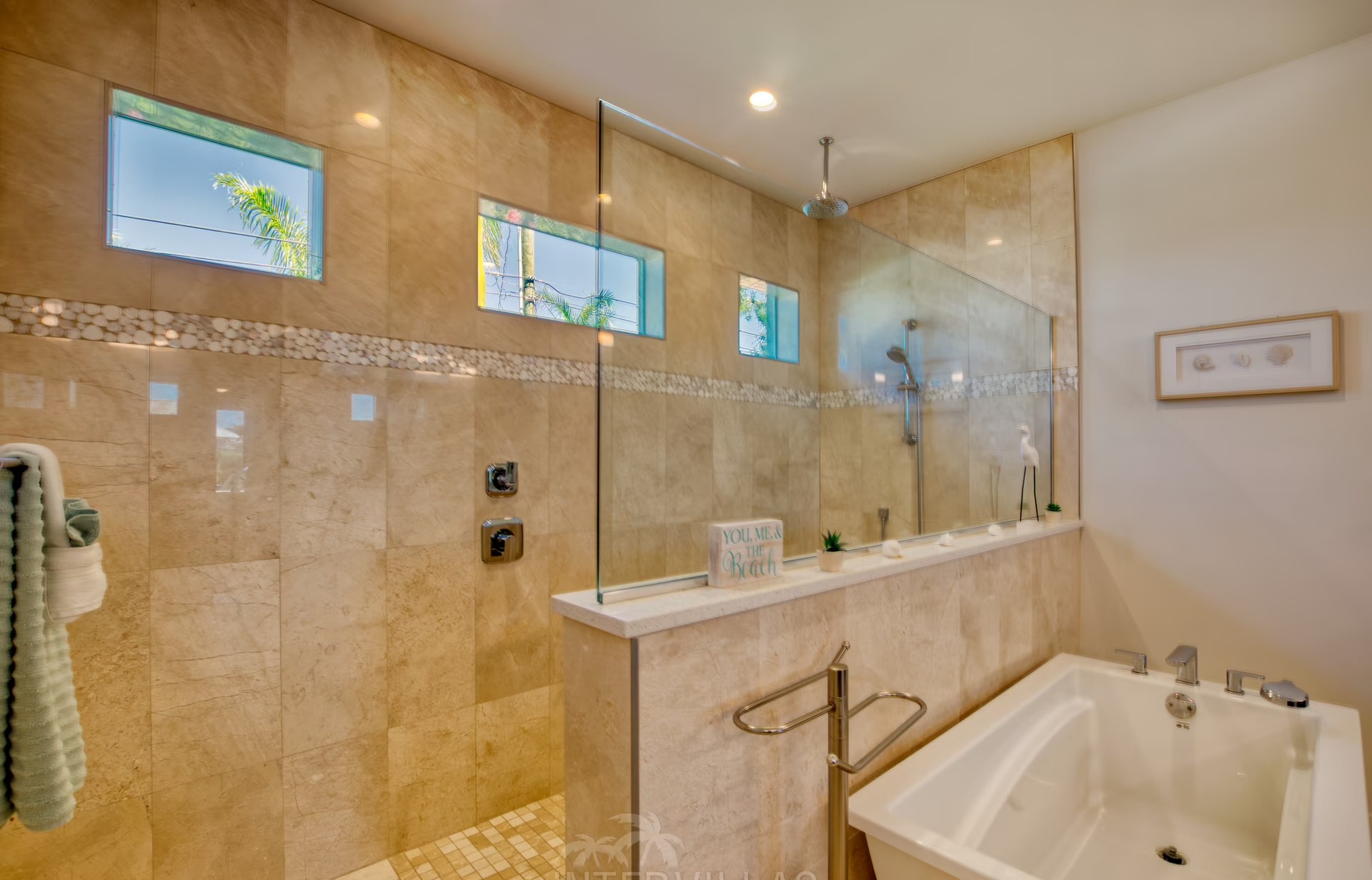 Moderner Poolbereich mit Jacuzzi, Liegen und überdachter Terrasse am Kanal.