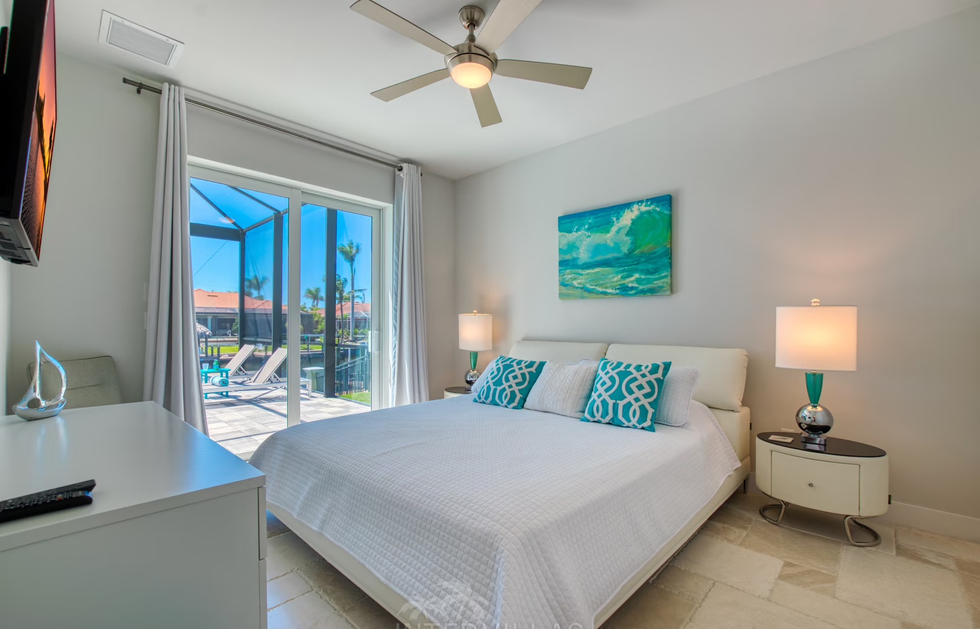 Beheizter Pool mit Jacuzzi und überdachtem Sitzbereich am Kanal.