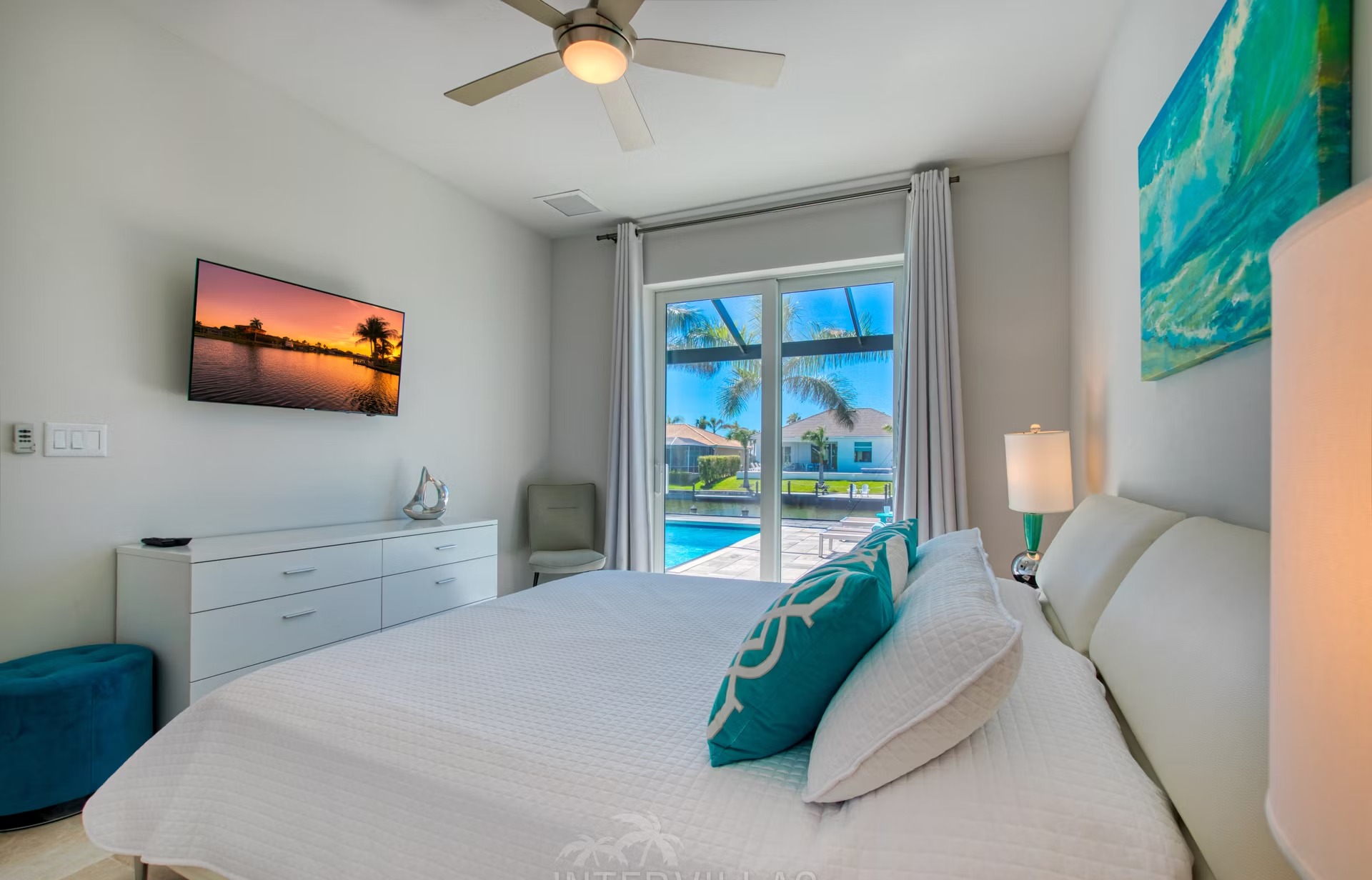 Überdachter Außenbereich mit Outdoorküche und Gasgrill am Pool.