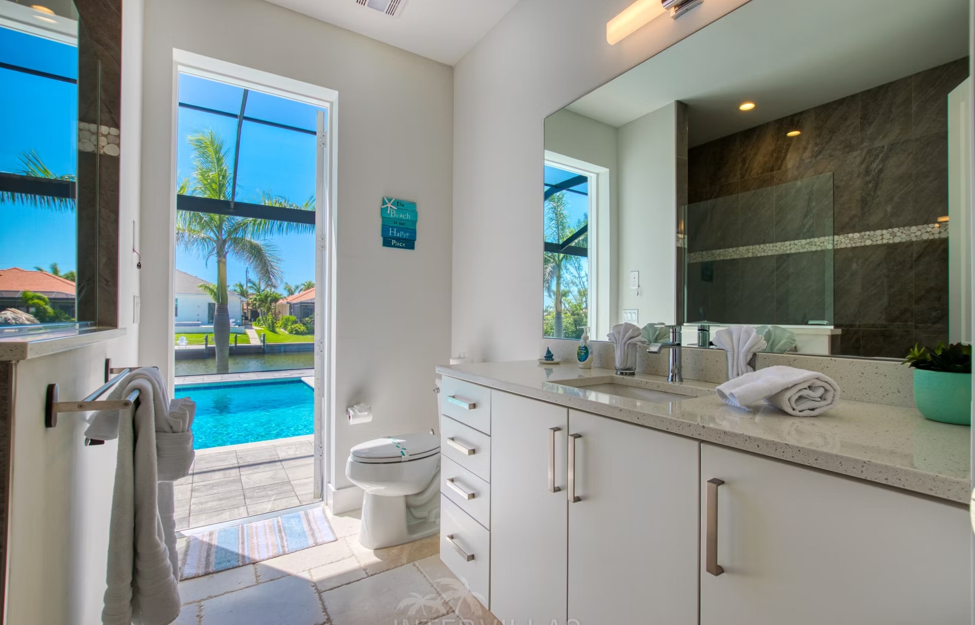 Westlich ausgerichteter Poolbereich mit beheiztem Pool, Jacuzzi und überdachtem Sitzplatz am Kanal.