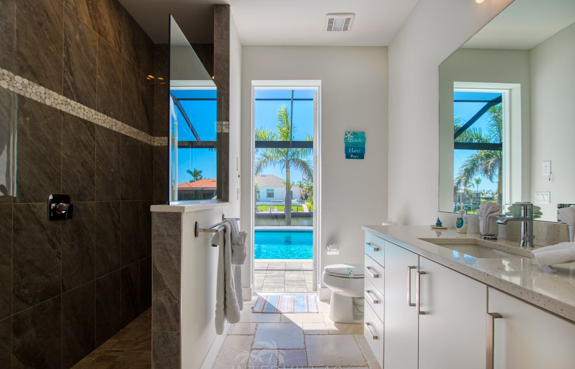 Moderne Waterfront-Villa am Kanal mit privatem Bootsdock, Pool und Spa.